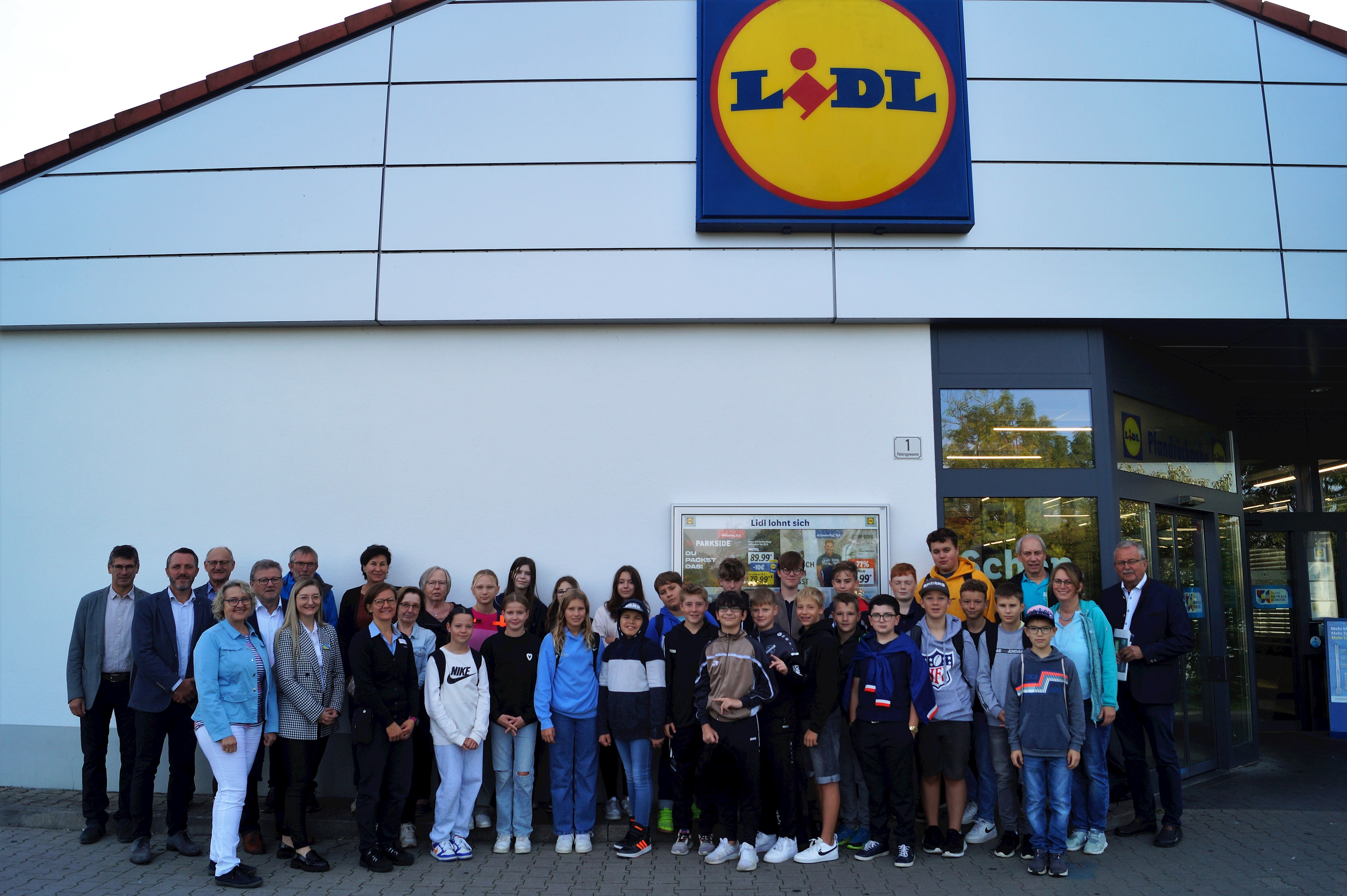 Die 7. Klasse der Ludmilla-Realschule gemeinsam mit den Lehrkräften, den Mitgliedern der Fairtrade-Steuerungsgruppe des Landkreises, Landrat Josef Laumer und den Verantwortlichen der LIDL-Filiale in Bogen beim Termin im Rahmen der „Fairen Woche“.