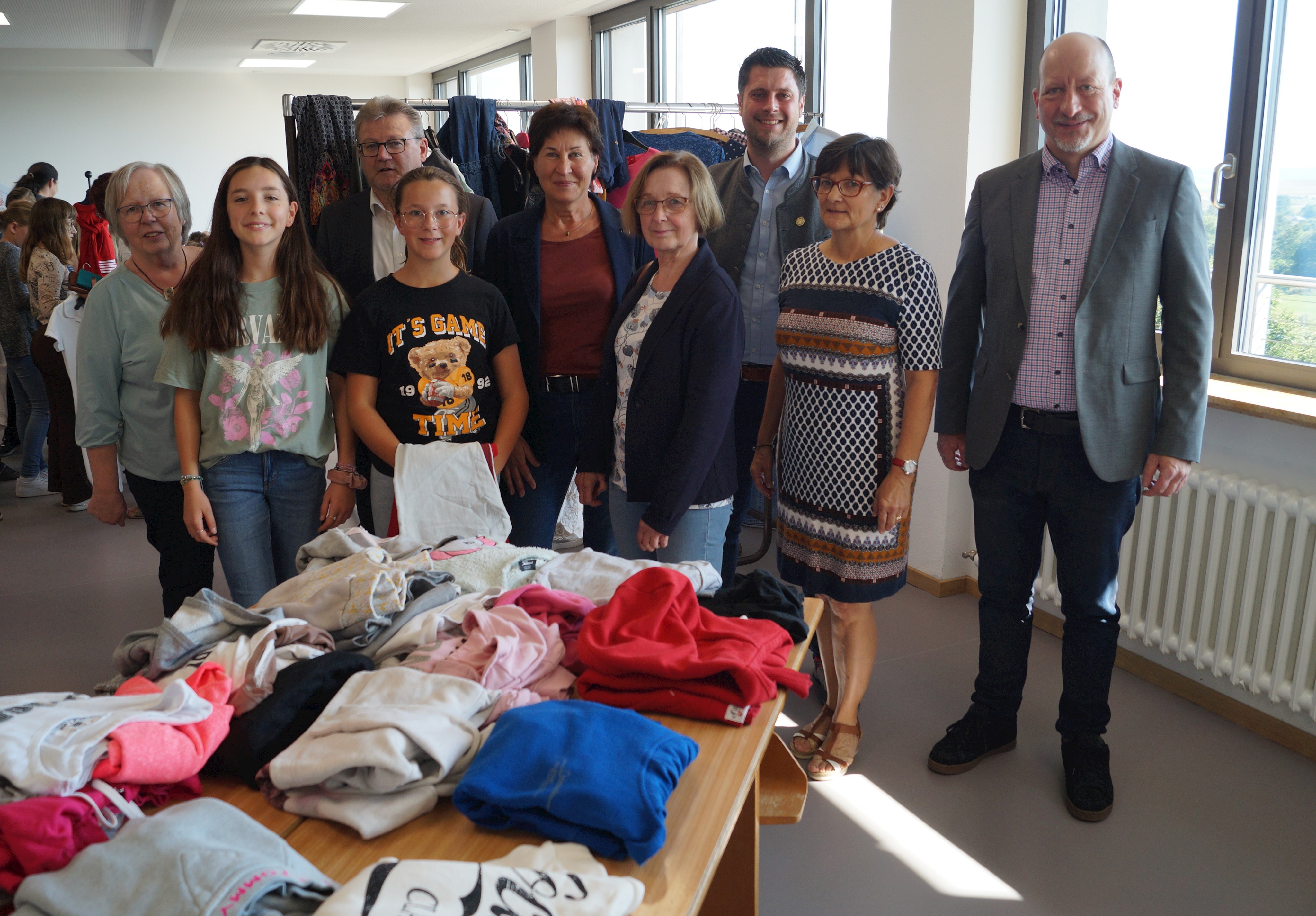 Die Mitglieder der Steuerungsgruppe bei der Kleidertauschbörse an der Nardini-Realschule in Mallersdorf-Pfaffenberg gemeinsam mit Schülerinnen und dem Stellvertretenden Schulleiter Johannes Leidl, Lehrerin Isabella Holmer und Stellvertretendem Landrat Andreas Aichinger.