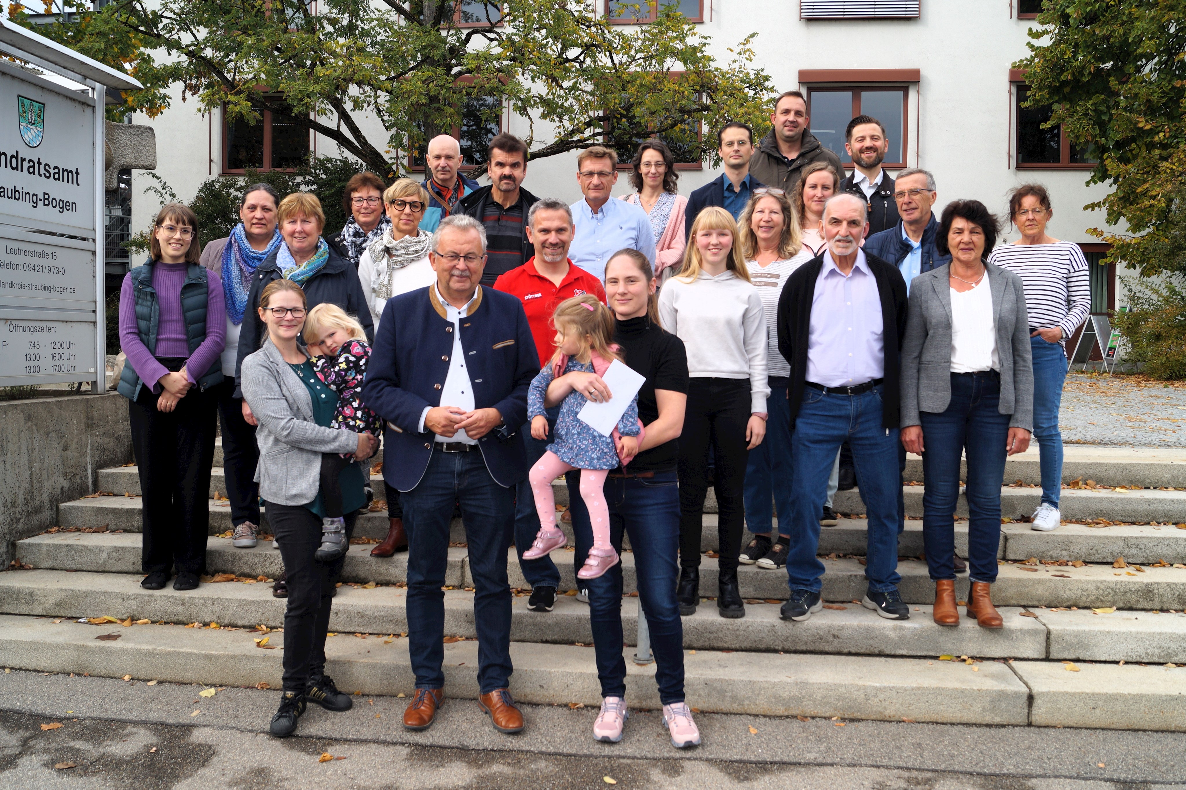 Die glücklichen Gewinnerinnen und Gewinner beim STADTRADELN stehen gemeinsam mit Landrat Josef Laumer vor dem Landratsamt.