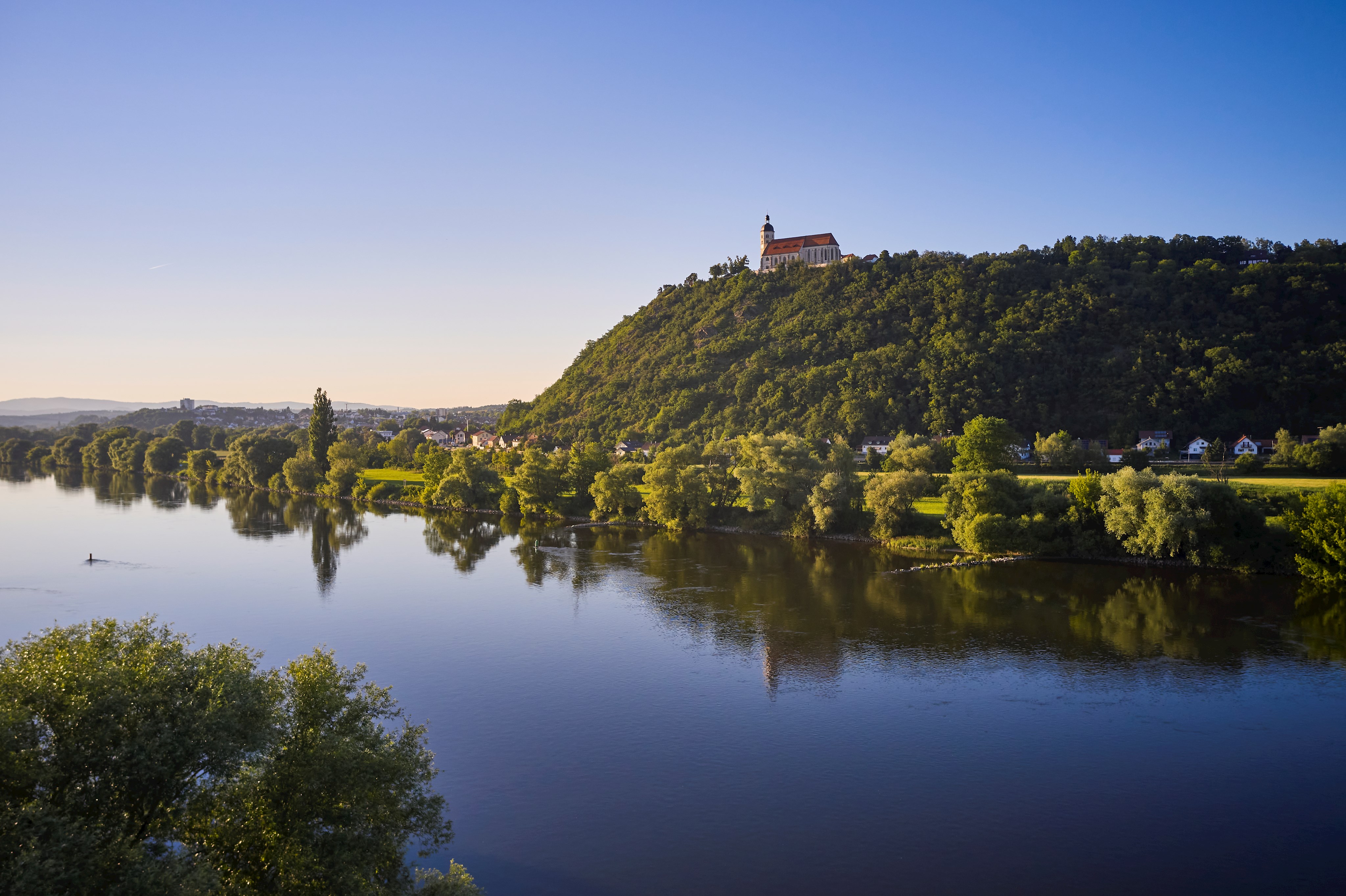 Blick auf den Bogenberg mit Kirche und Donau im Vordergrund