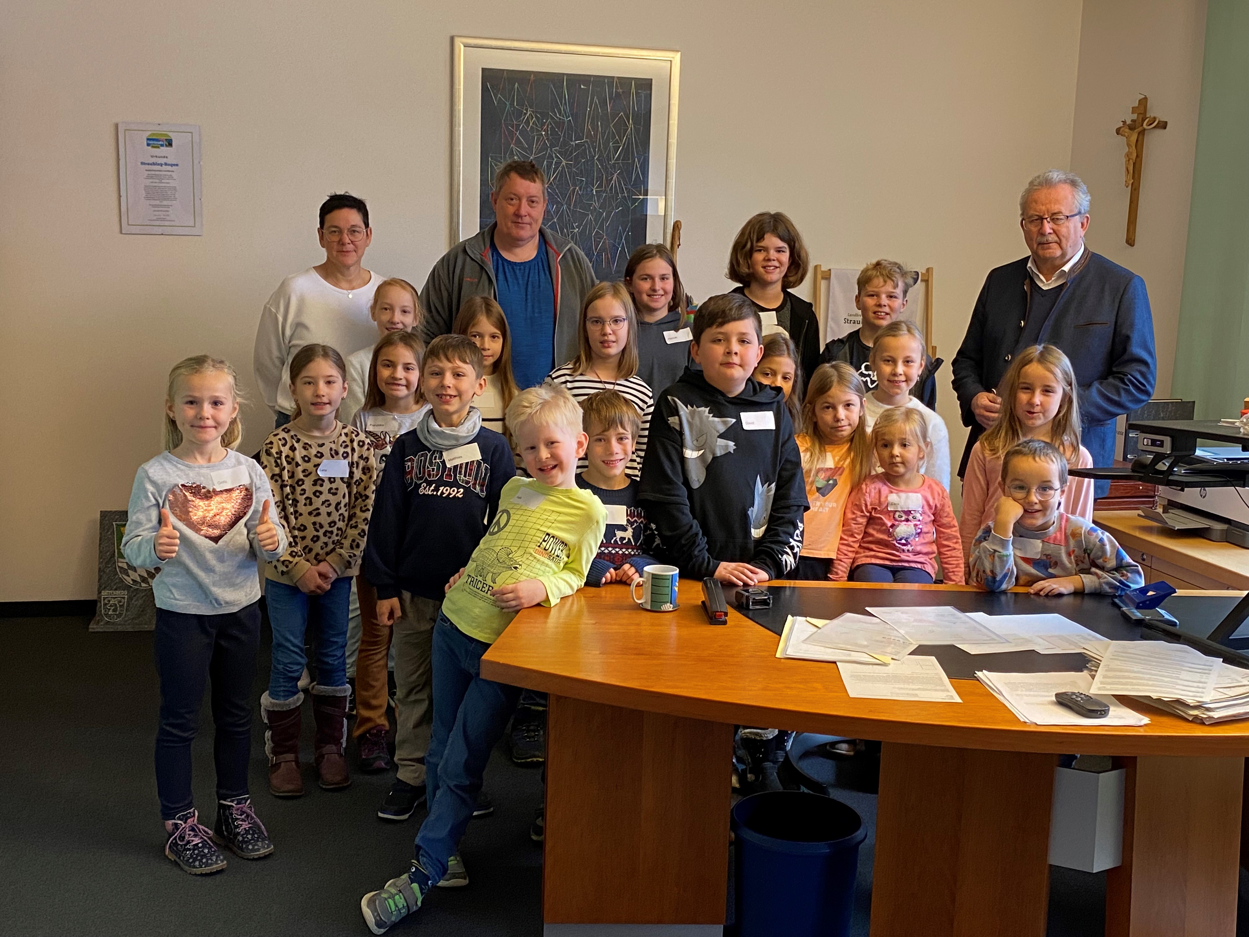 Die Kinder im Büro des Landrats gemeinsam mit der Gleichstellungsbeauftragten Sylvia Omasmeier, dem Personalratsvorsitzenden Alexander Penzkofer und Landrat Josef Laumer