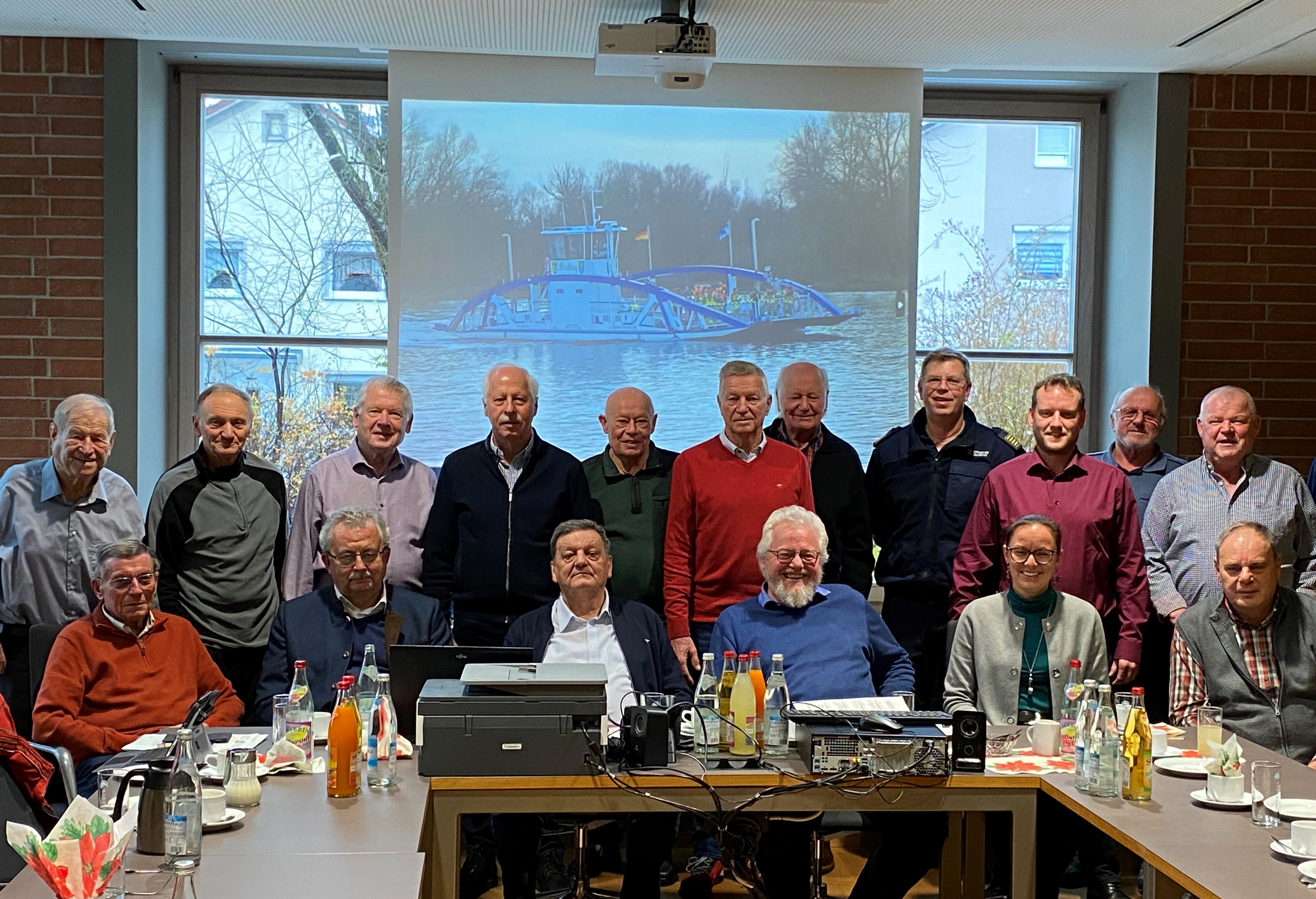 Die ehemaligen Feuerwehrführungskräfte beim Treffen im Landratsamt gemeinsam mit den Gästen.