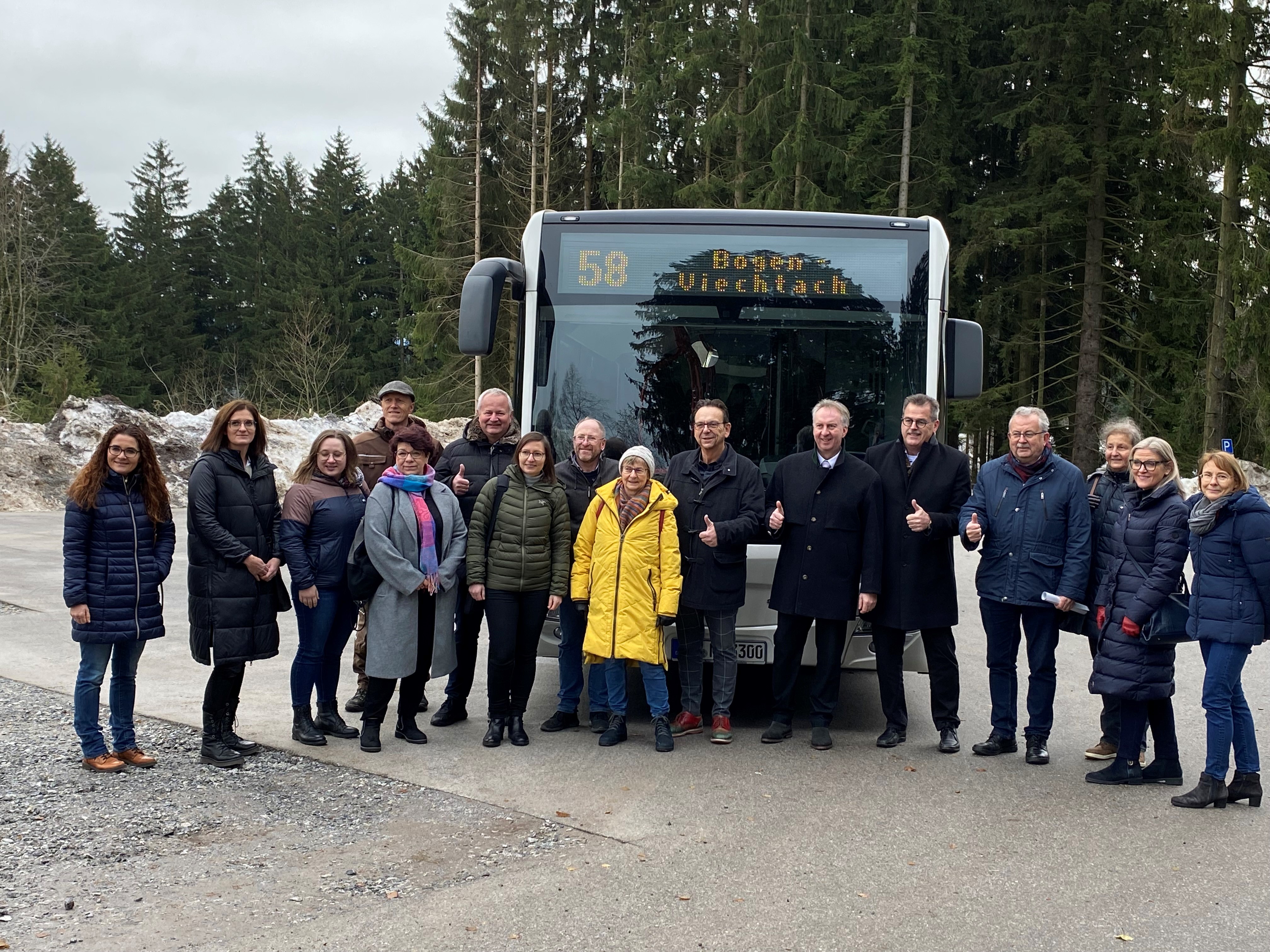 Glückliche Gesichter bei den Verantwortlichen angesichts der Vorstellung der neuen Buslinie an der Bushaltestelle am Waldwipfelweg