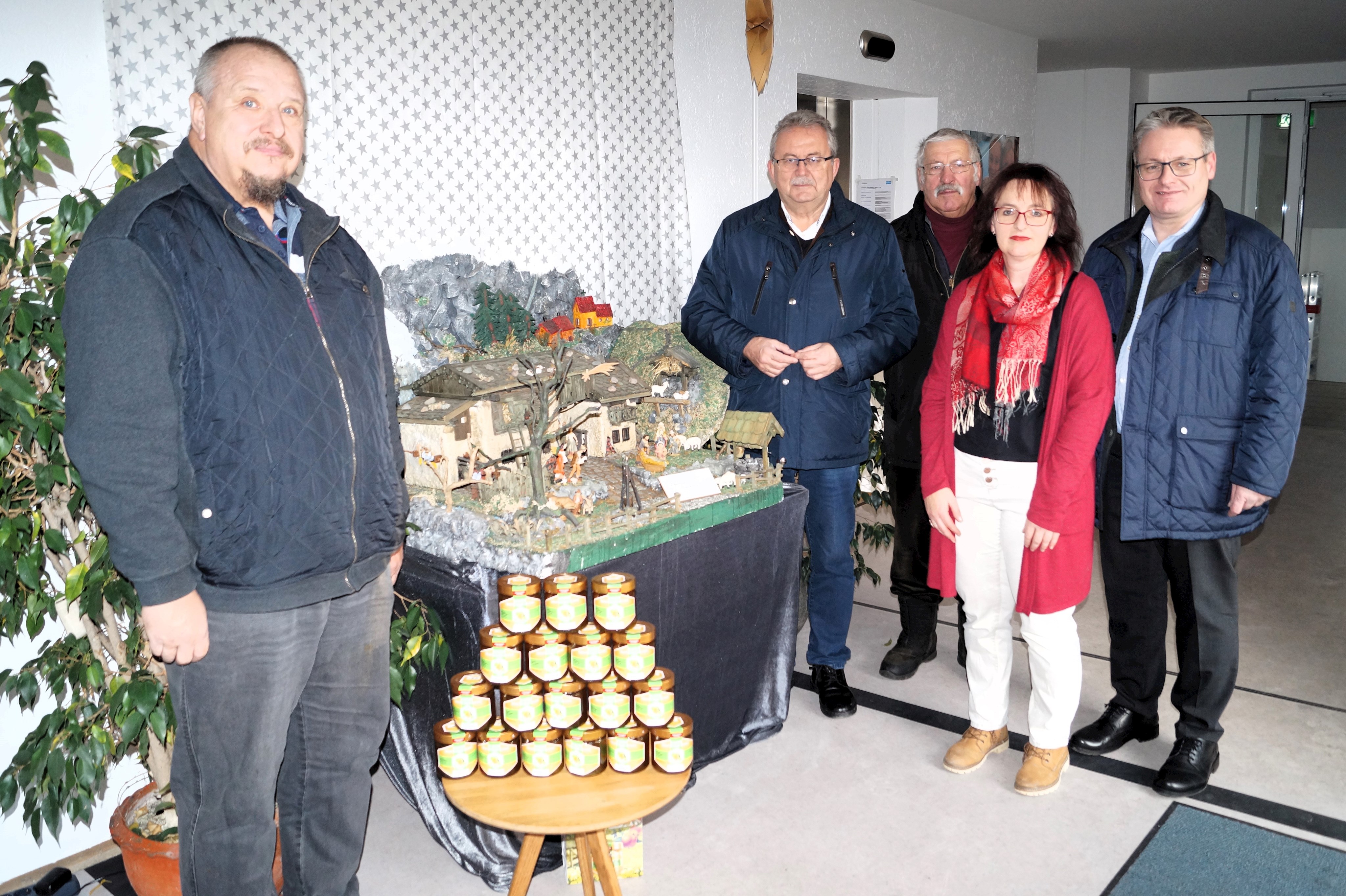 MdL Josef Zellmeier, Claudia Ossenkopp (Regionalleitung), Josef Brem, Landrat Josef Laumer und Eugen Edenhofer (von rechts) bei der Übergabe der Honigspende.