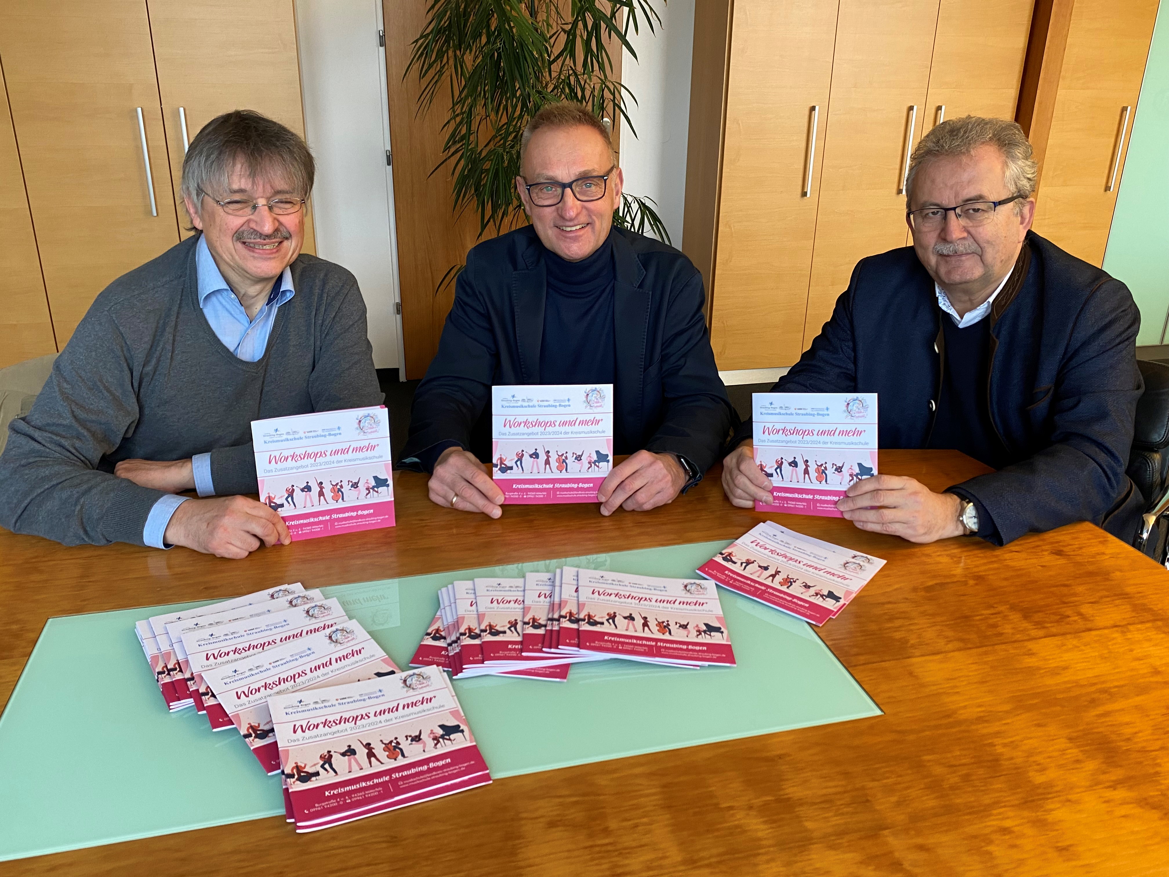 Stefan Seyfried, Andreas Friedländer und Landrat Josef Laumer stellen das Zusatzangebot der Kreismusikschule vor.