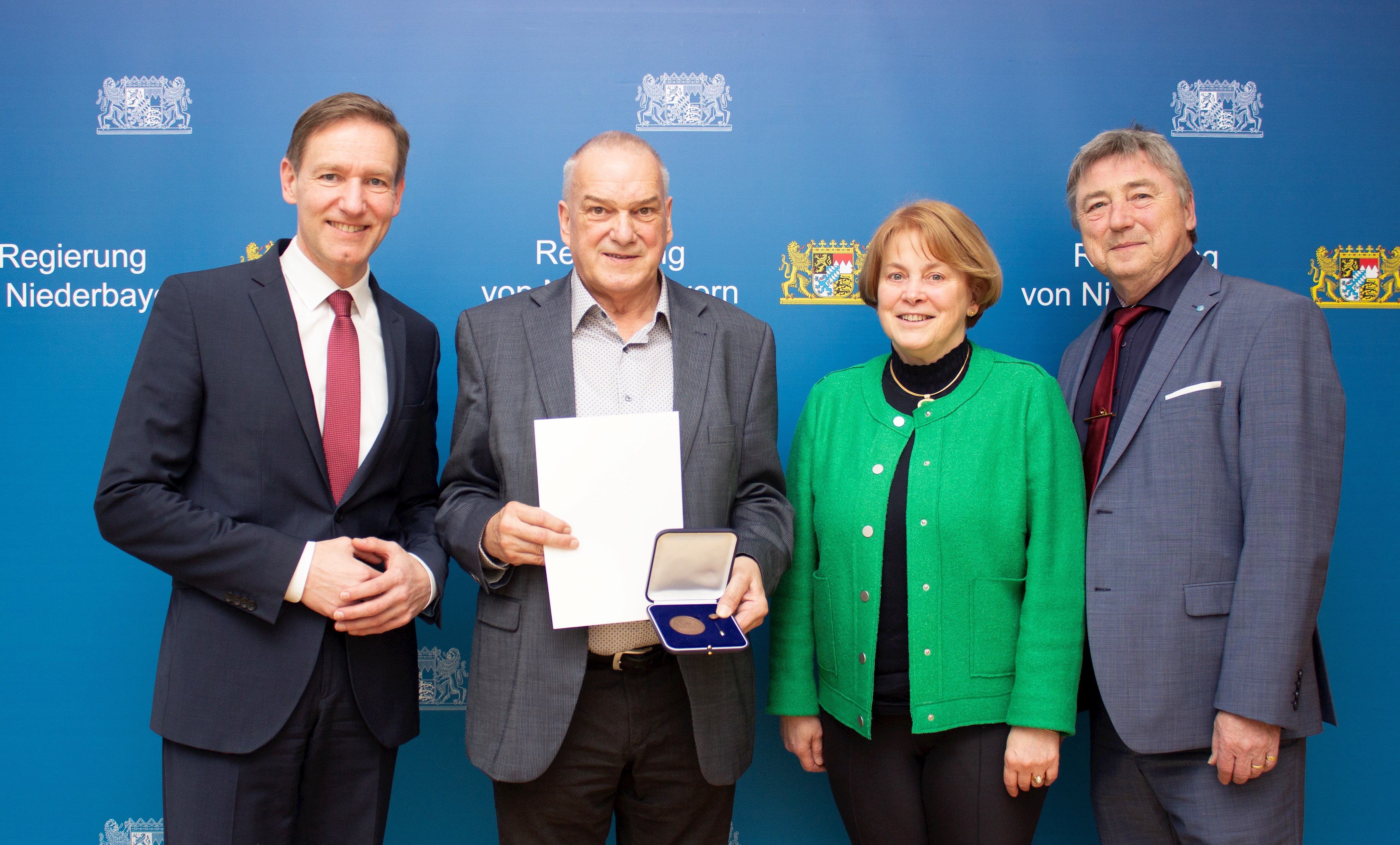 Regierungspräsident Rainer Haselbeck (links) zeichnet Josef Keckeis (Zweiter von links) mit der „Kommunalen Verdienstmedaille in Bronze“ aus. Zu seinen Ehren kamen auch die stellvertretende Landrätin des Landkreises Straubing-Bogen, Barbara Unger, und Aschaers Erster Bürgermeister, Wolfgang Zirngibl, nach Landshut, um dem verdienten Gemeinderat ihre Anerkennung zu zollen.