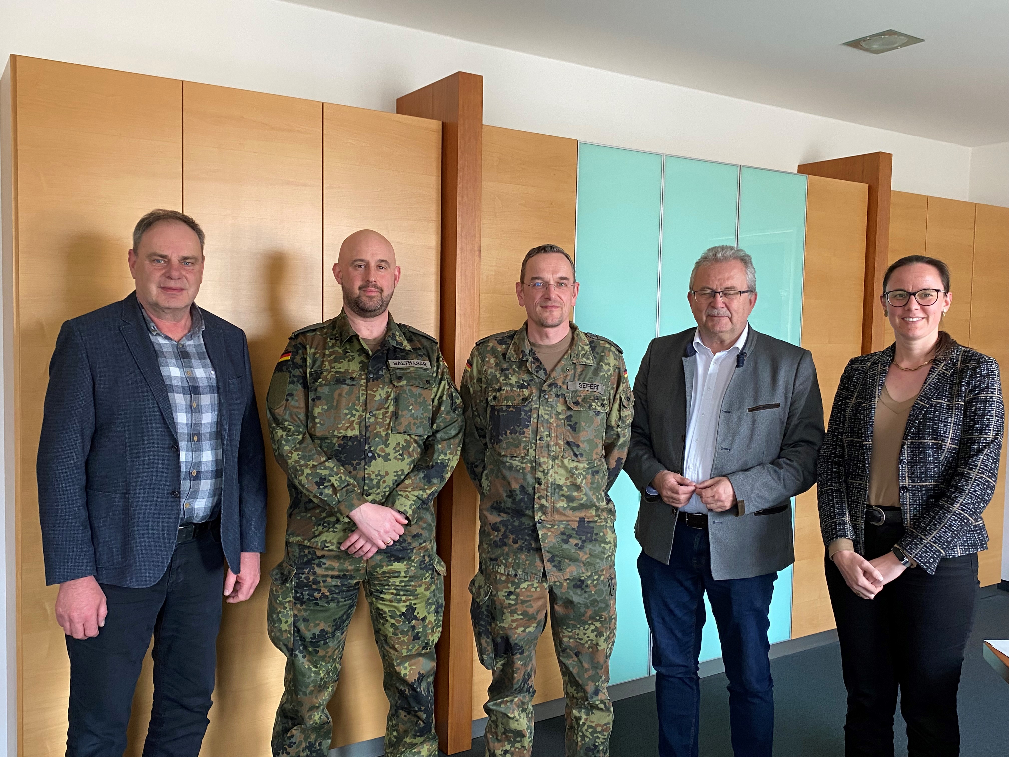 Helmut Steinbauer (Landratsamt Straubing-Bogen, zuständig für Katastrophenschutz), Oberstleutnant Florian Balthasar, Oberstleutnant Ingolf Seifert, Landrat Josef Laumer und Regierungsdirektorin Stephanie Aumer (von links) beim gemeinsamen Foto.