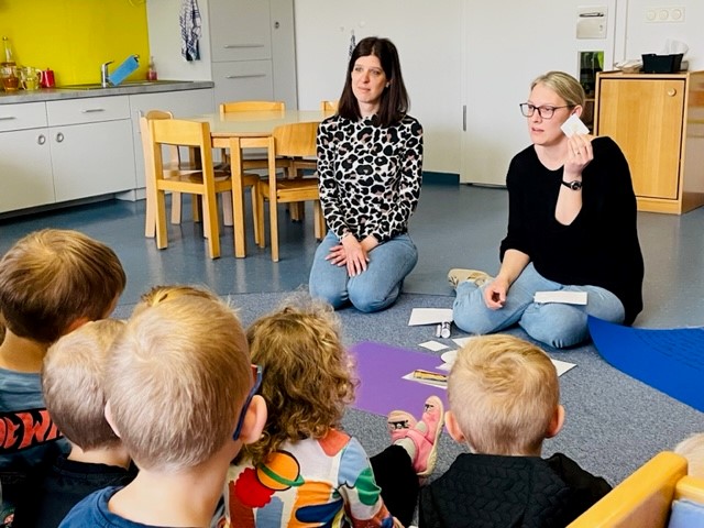 „Quereinsteigerin“ Nadine Hoffmann bei ihrer Tätigkeit in der Kita Maria Schutz in Aiterhofen.