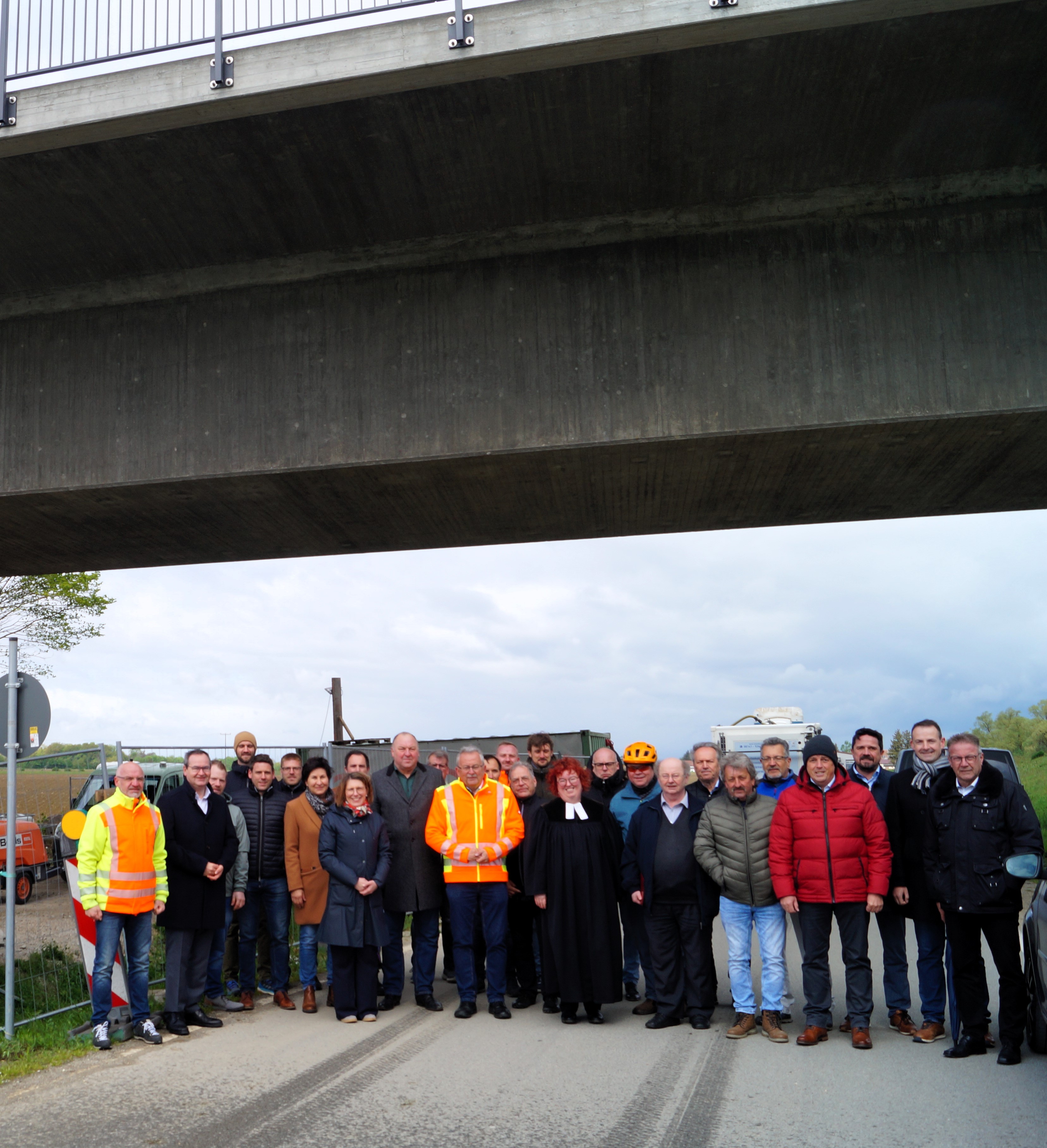 Die Ehrengäste aus Politik, Verwaltung, Kirchen und beteiligter Firmen bei der offiziellen Einweihung und Segnung des neuen Geh- und Radweges über die Franz-Xaver-Hafner-Brücke.