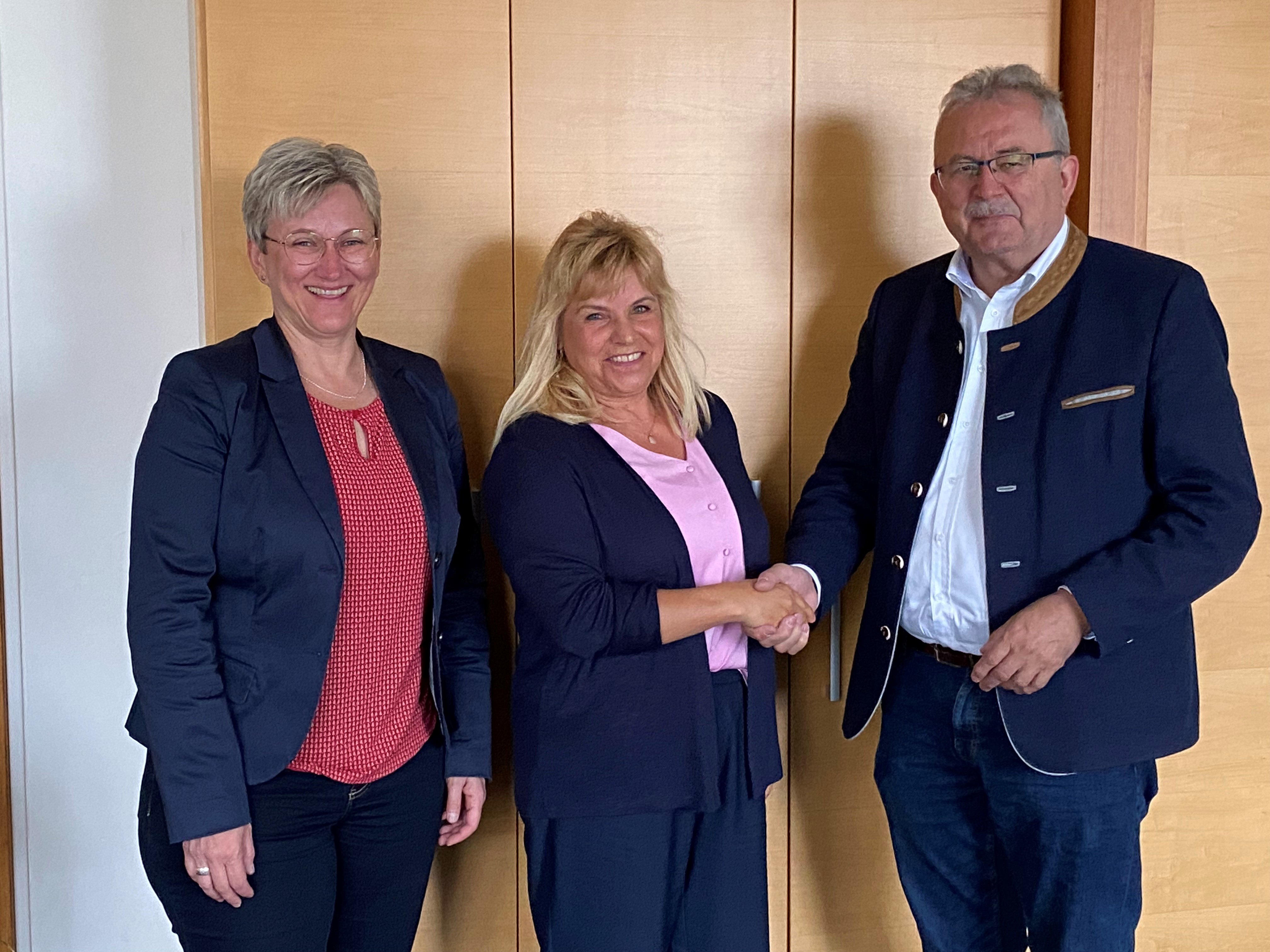 Vorstellung Marion Alter.jpg Landrat Josef Laumer begrüßt im Beisein von Silke Raml die neue Internatsleiterin Marion Alter