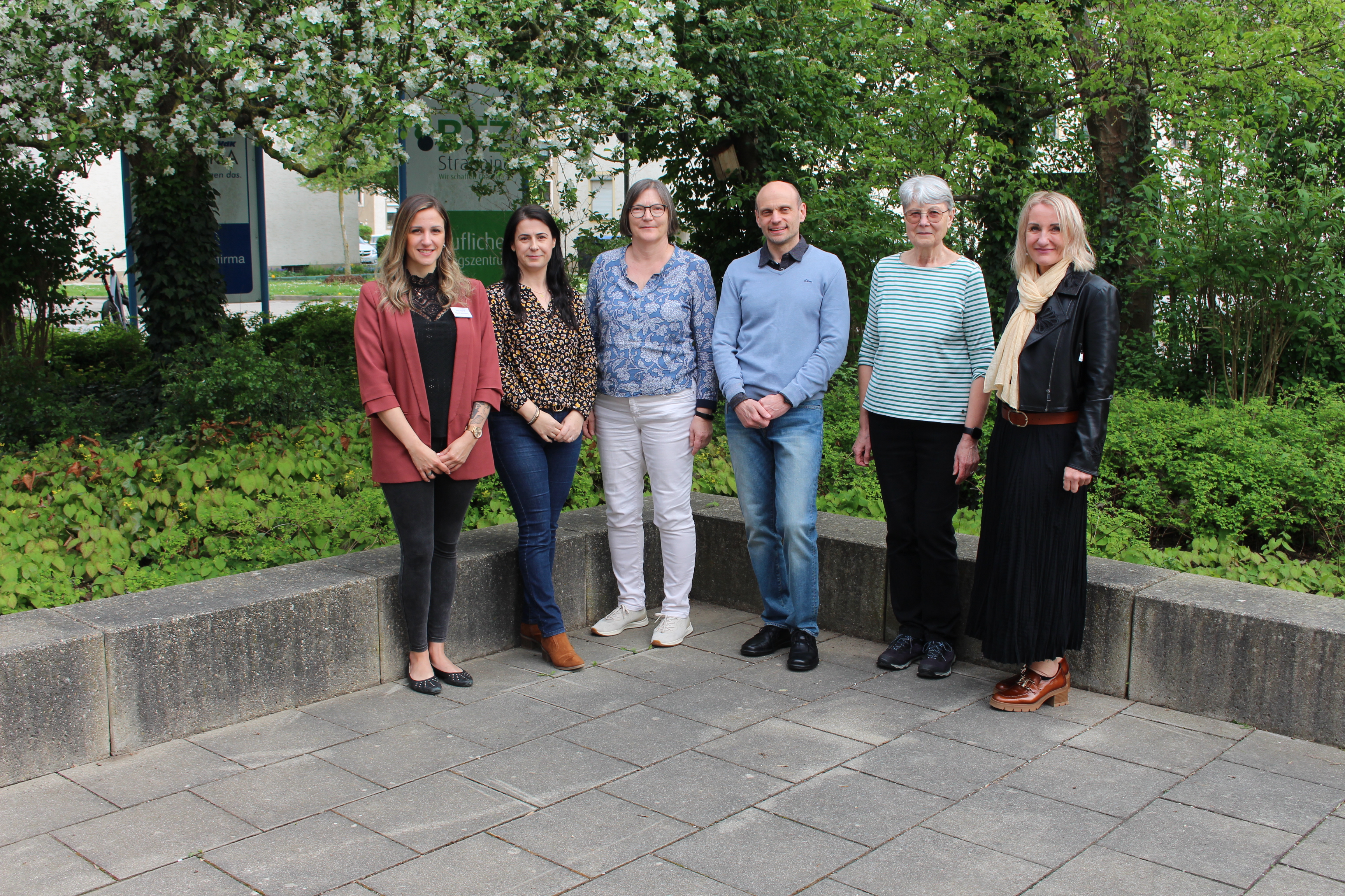 Sonja Oertel (PSAG-Geschäftsführung), Luisa Aguiar (1. Vorsitzende PSAG), Karolina Stechele (Fachliche Leitung BTZ Straubing), Ernest Fischmann (Facharzt für Psychiatrie am Gesundheitsamt Straubing), Frau Greiner (Familienangehörige einer Psychose-Erkrankten), Astrid Hausladen (Vorstandschaft PSAG) stehen nach der Veranstaltung vor dem Gebäude.