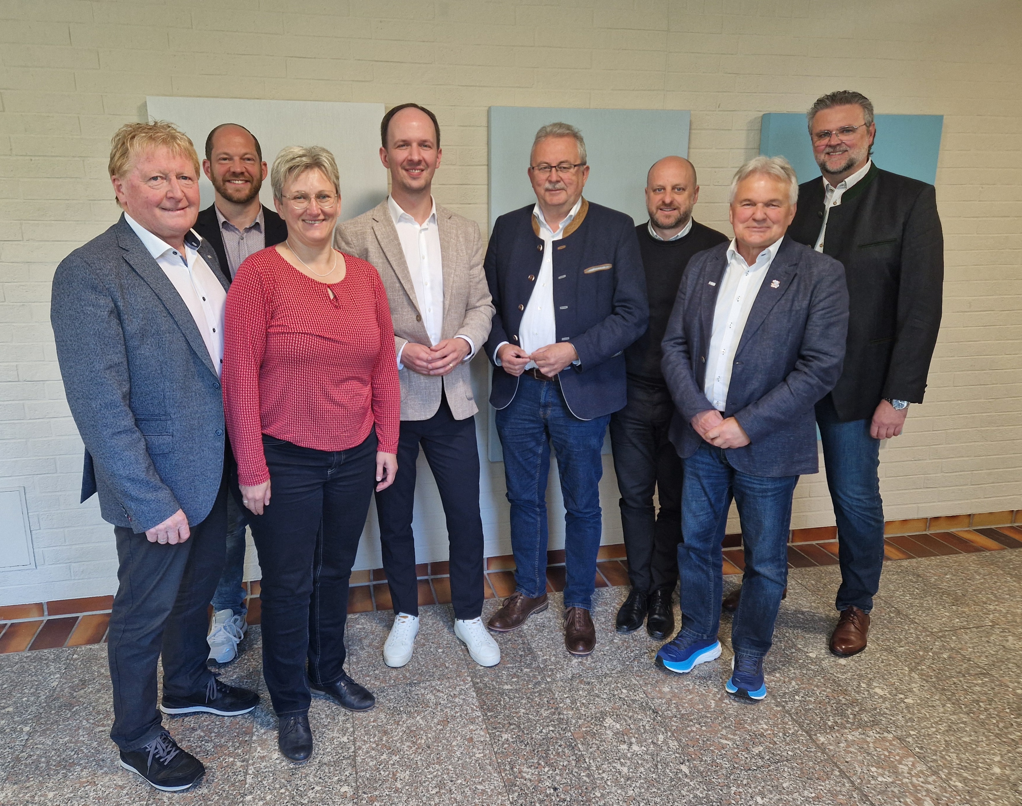 Walter Knoller (Stellvertretender BLSV-Bezirksvorsitzender), Tobias Riedl (BLSV-Bezirks-Geschäftsstellenleiter), Silke Raml (Kreiskämmerin und Geschäftsleitende Beamte), Michael Limmer (Bezirksvorsitzender Sportjugend), Landrat Josef Laumer, Tobias Welck (Leiter Büro des Landrats), Otto Baumann (BLSV-Bezirksvorsitzender) und Klaus Bayer (BLSV-Kreisvorsitzender) nach dem Gespräch im Landratsamt Straubing-Bogen.