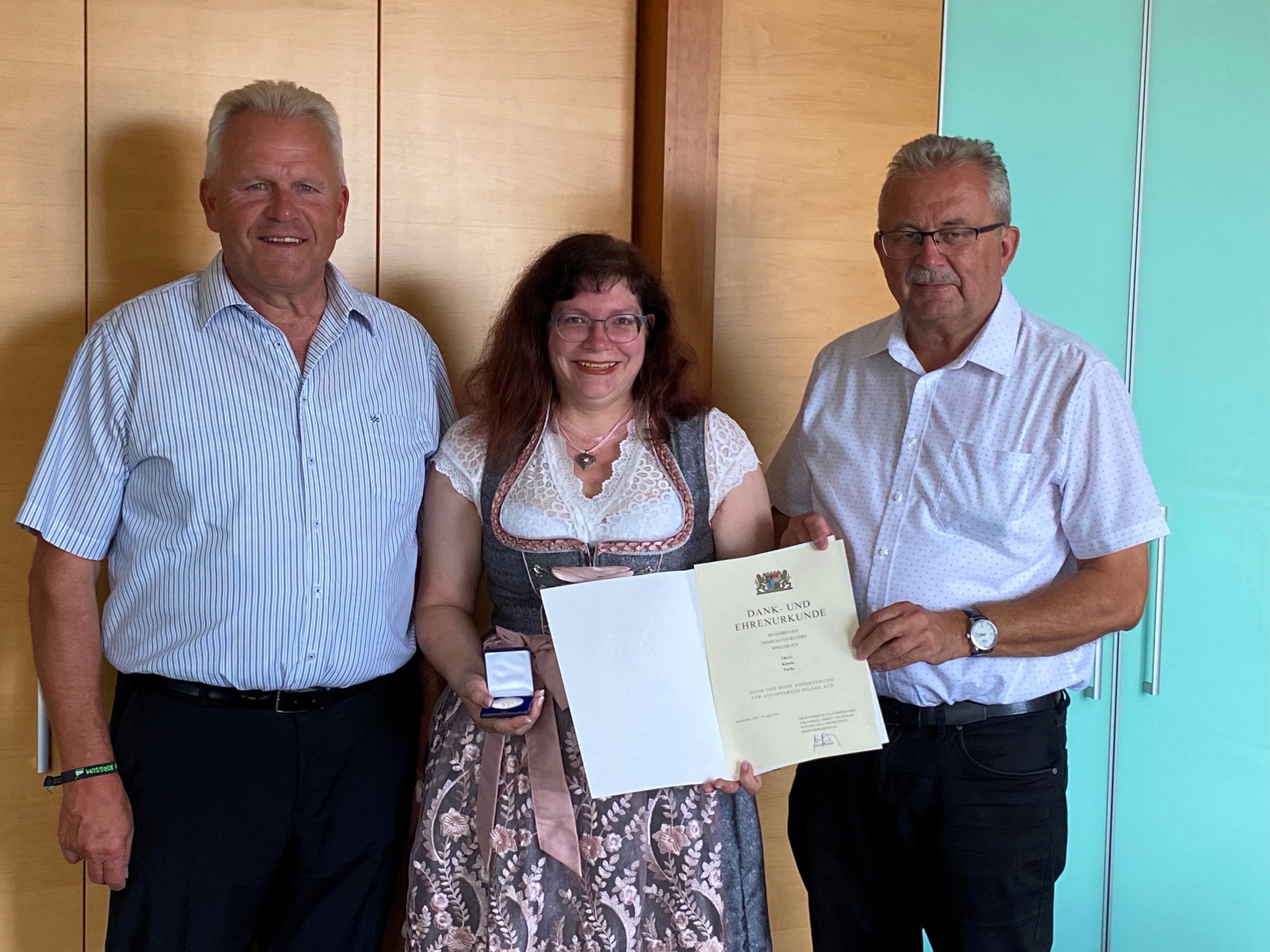 Ehrung Katrin Fuchs.jpg Katrin Fuchs gemeinsam mit Landrat und Bürgermeister nach ihrer Auszeichnung im Büro des Landrats.