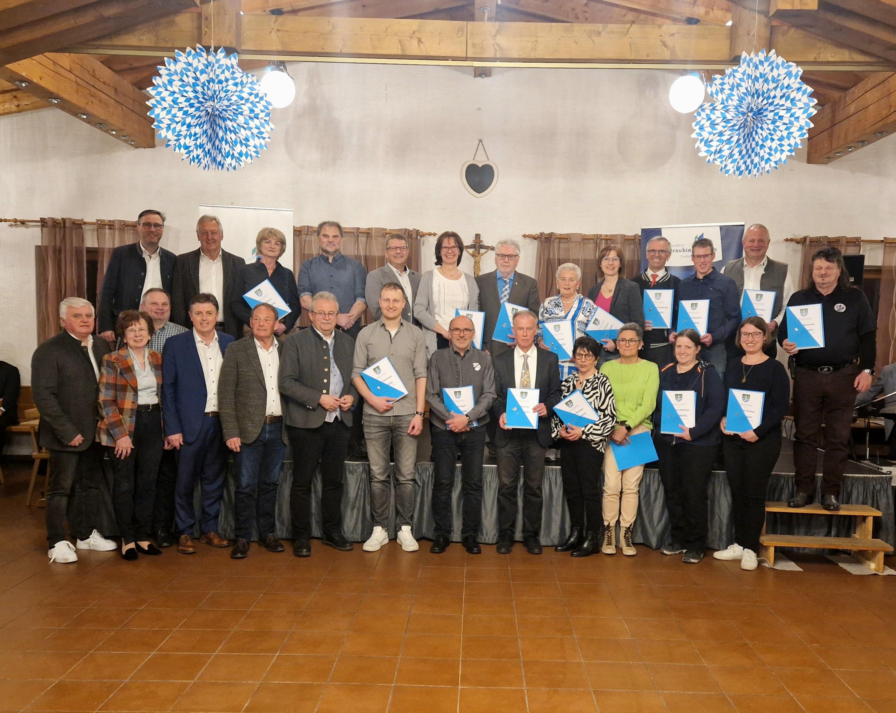 Die geehrten langjährigen Schiedsrichter und Funktionäre mit Ehrengästen beim Gruppenfoto