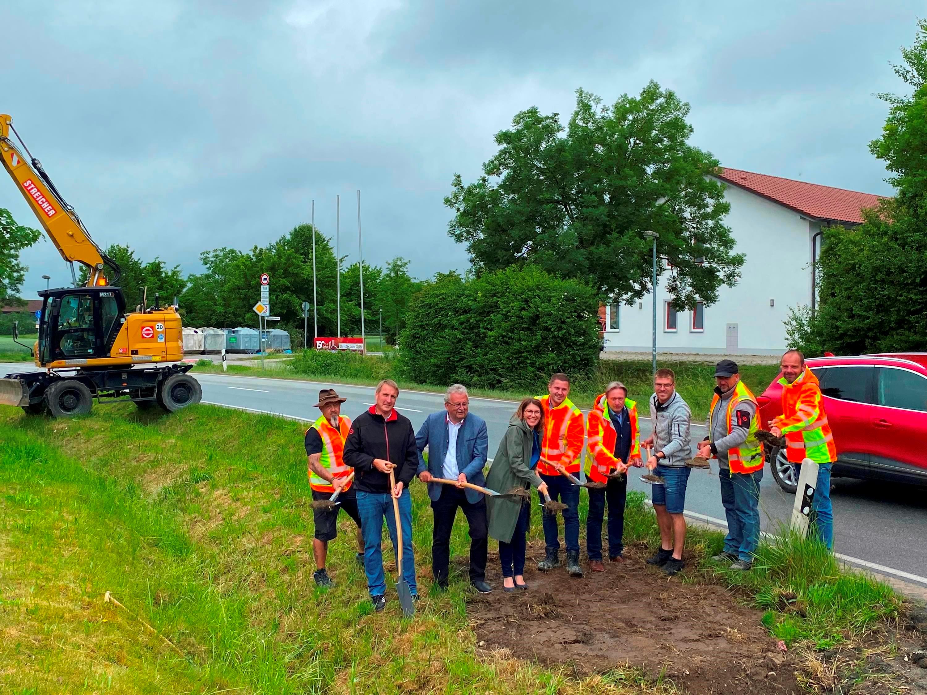 Spatenstich in Furth Vertreter der beteiligten Baufirmen, gemeinsam mit Mitarbeitern der Verwaltung, der Ersten Bürgermeisterin der Stadt Bogen, Andrea Probst und Landrat Josef Laumer.