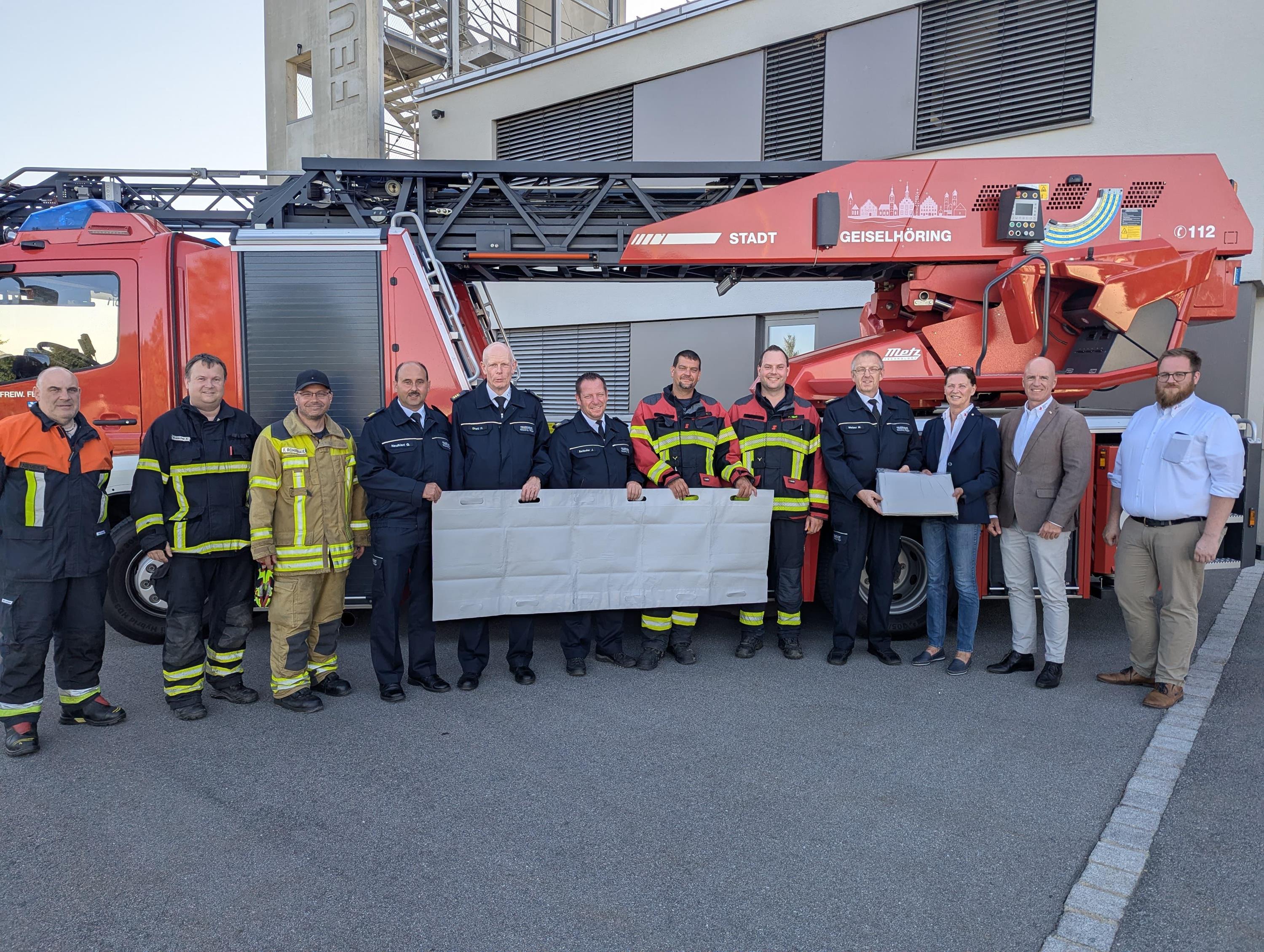 BRK spendet Tragetücher an Feuerwehr