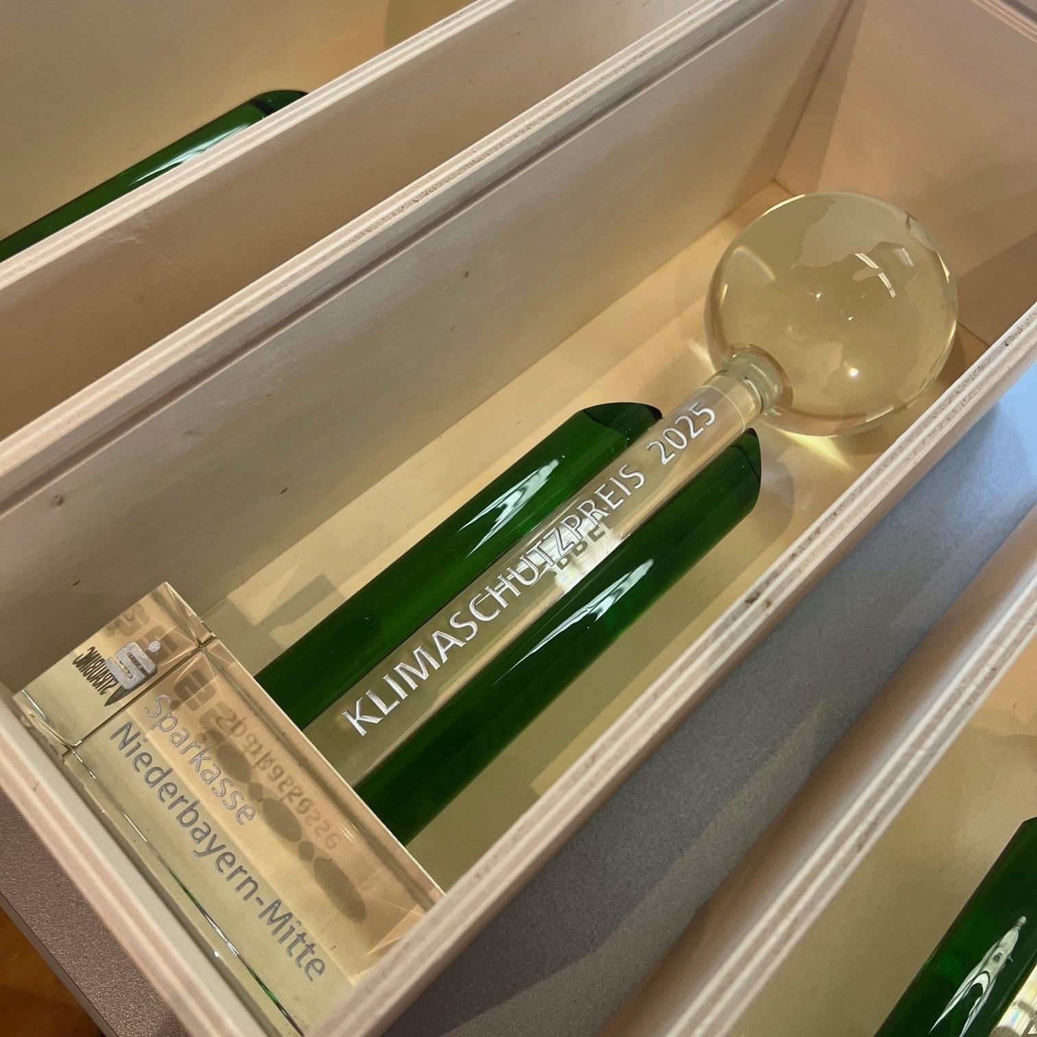 Die Trophäe für den Klimaschutzpreis 2025