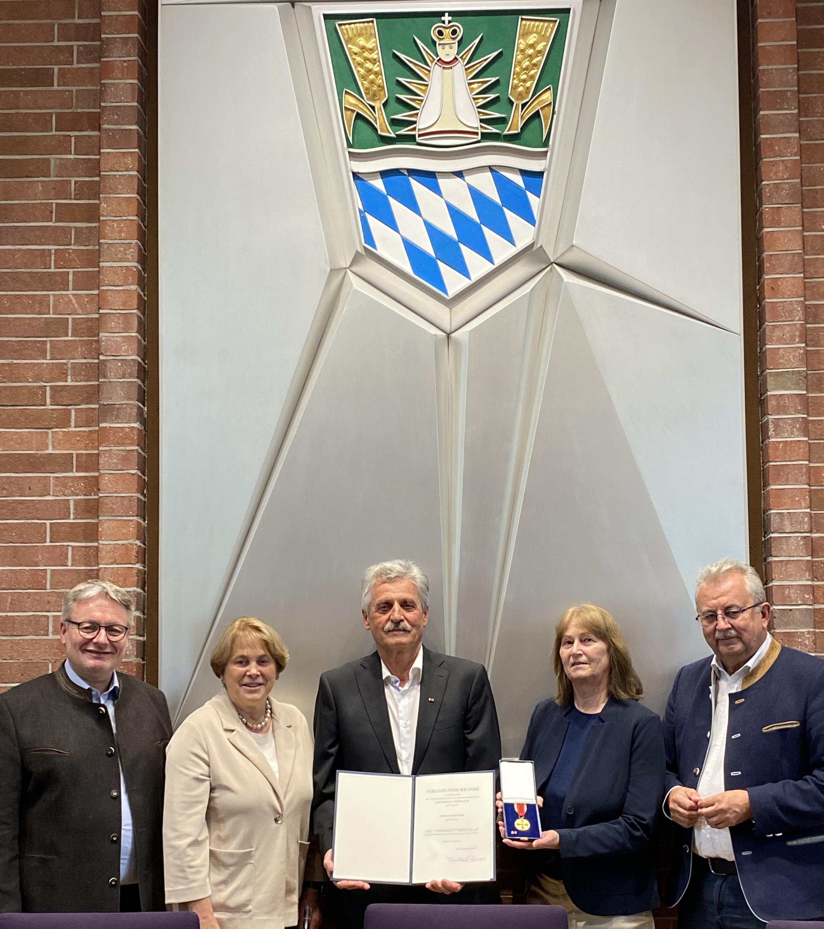 Johann Berr erhält im Landratsamt die Auszeichnung.