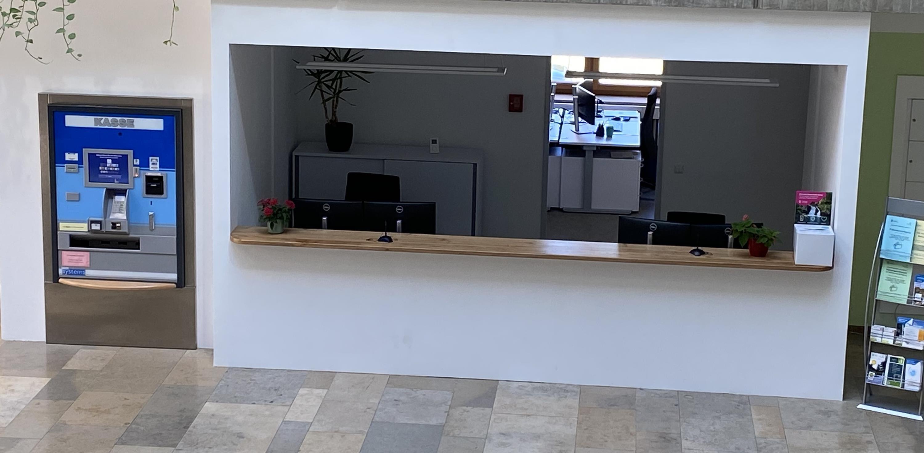 Die neue Empfangstheke im Foyer des Landratsamtes