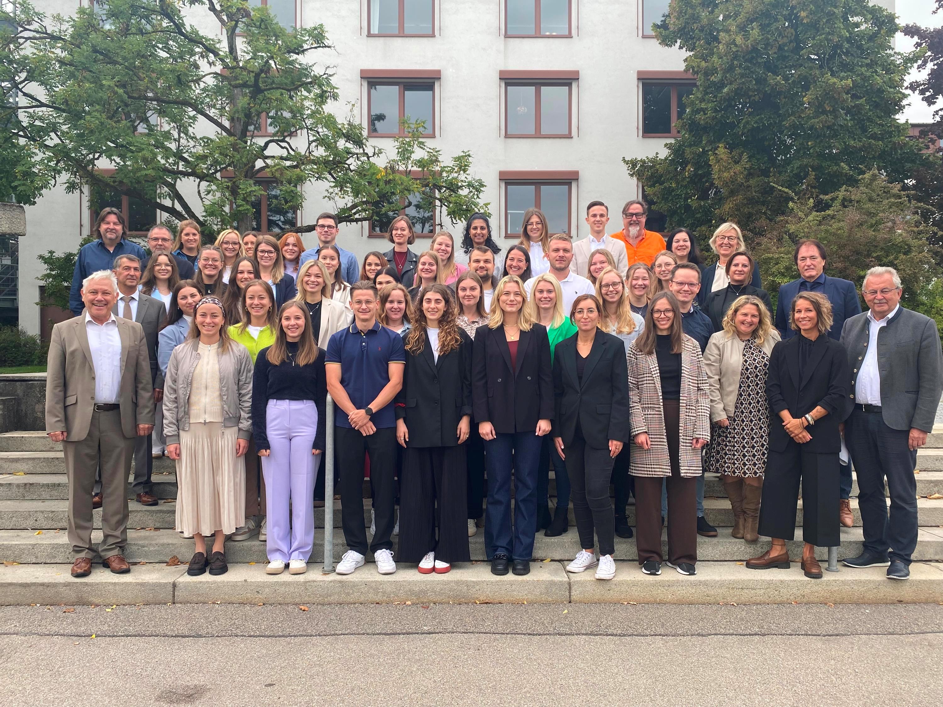 Gruppenbild vor dem Landratsamt mit den Lehrerinnen und Lehrern