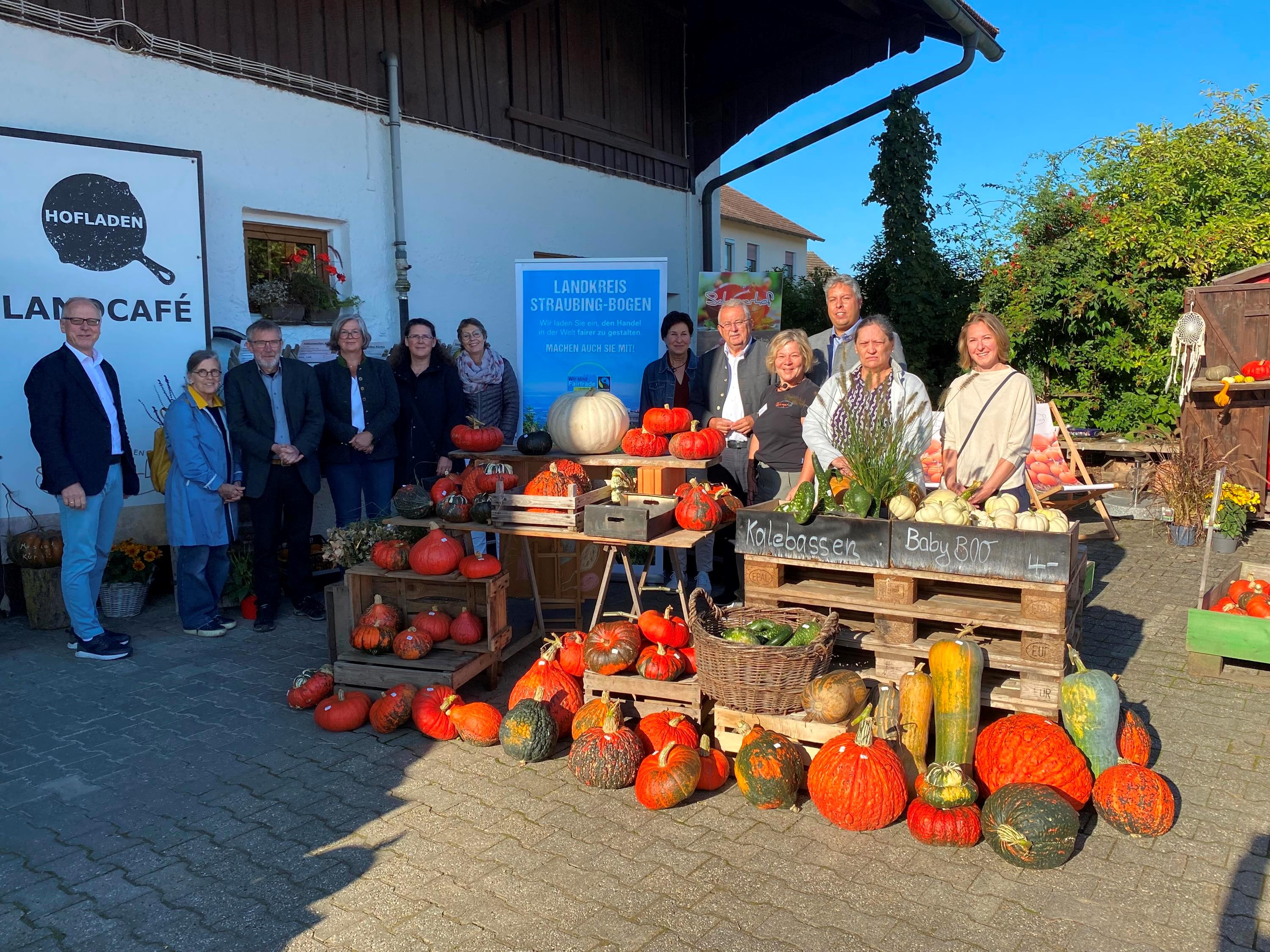 DieGäste beim Gruppenfoto auf dem Schreyerhof inmitten von Kürbissen