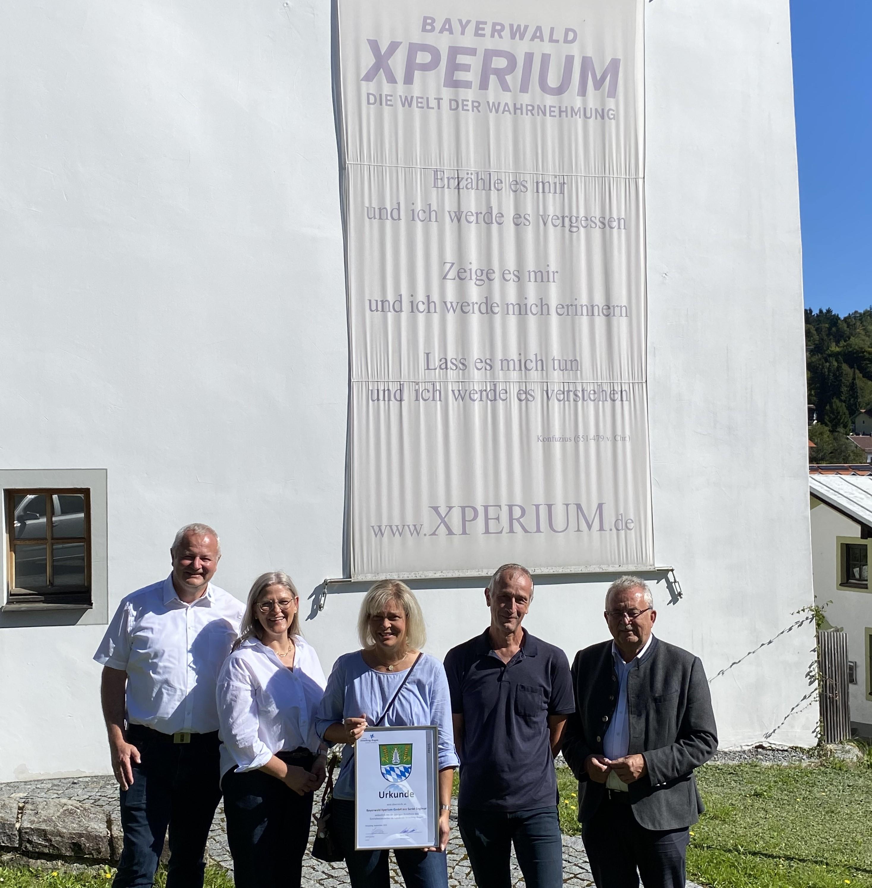 Gruppenfoto vor dem Gebäude des Xperium