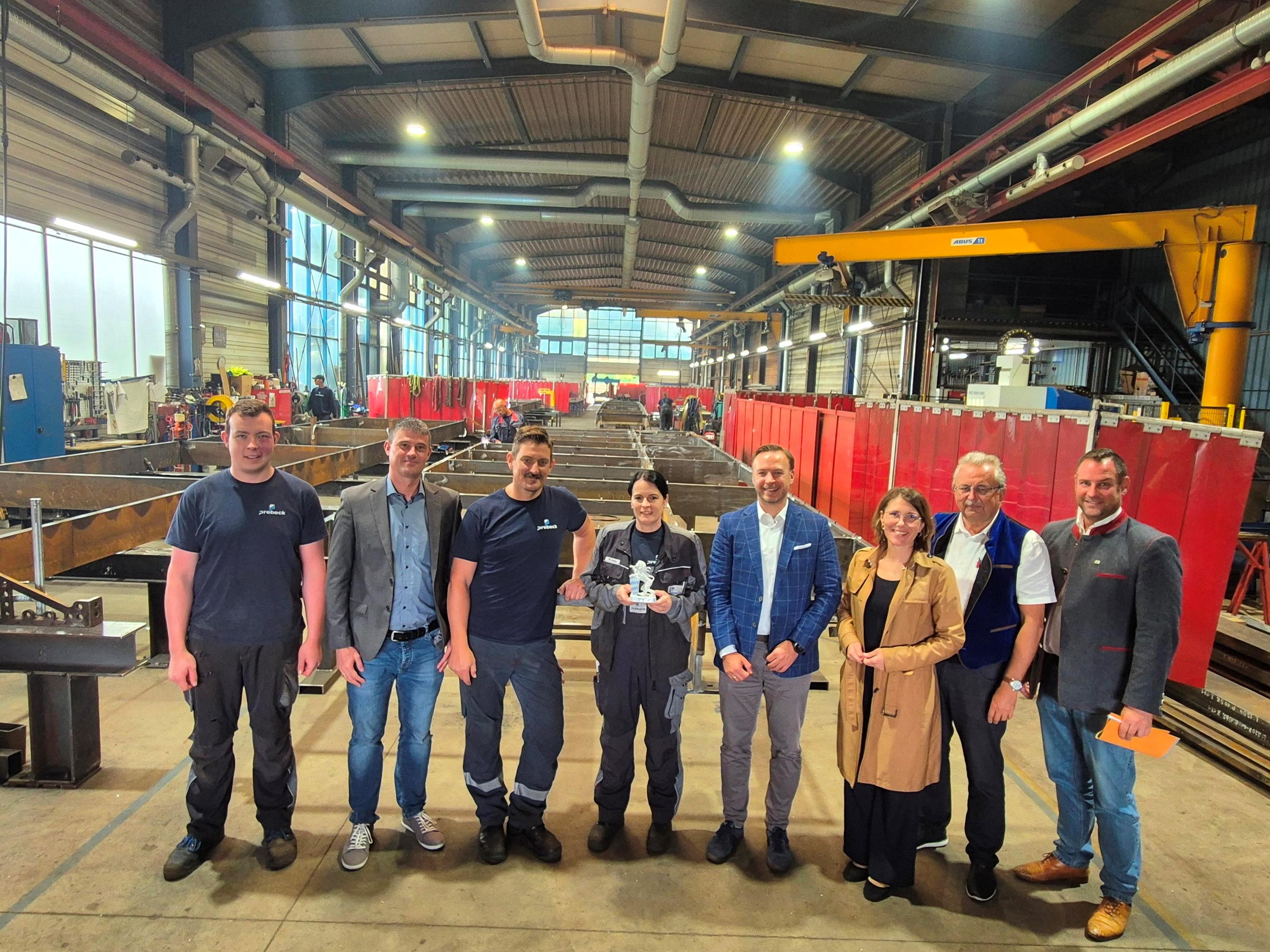 Gruppenfoto in einer der Produktionshallen