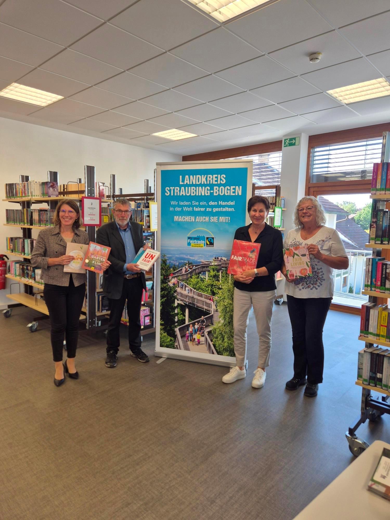 Die Übergabe der Bücher in der Bücherei in Bogen