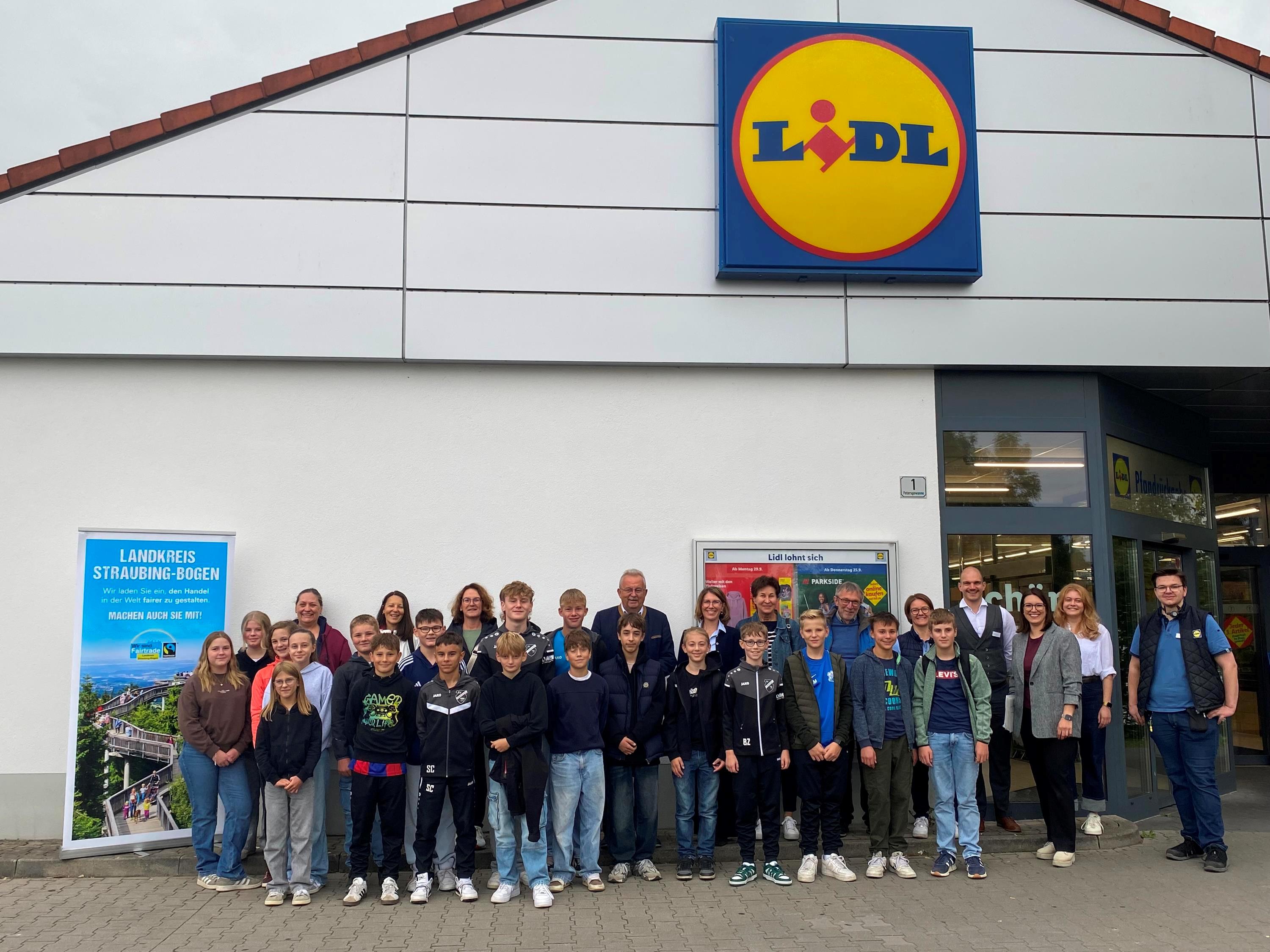Die Teilnehmerinnen und Teilnehmer an der Aktion beim Gruppenfoto