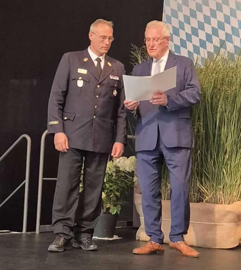 Markus Huber erhält aus den Händen von Joachim Herrmann das Steckkreuz
