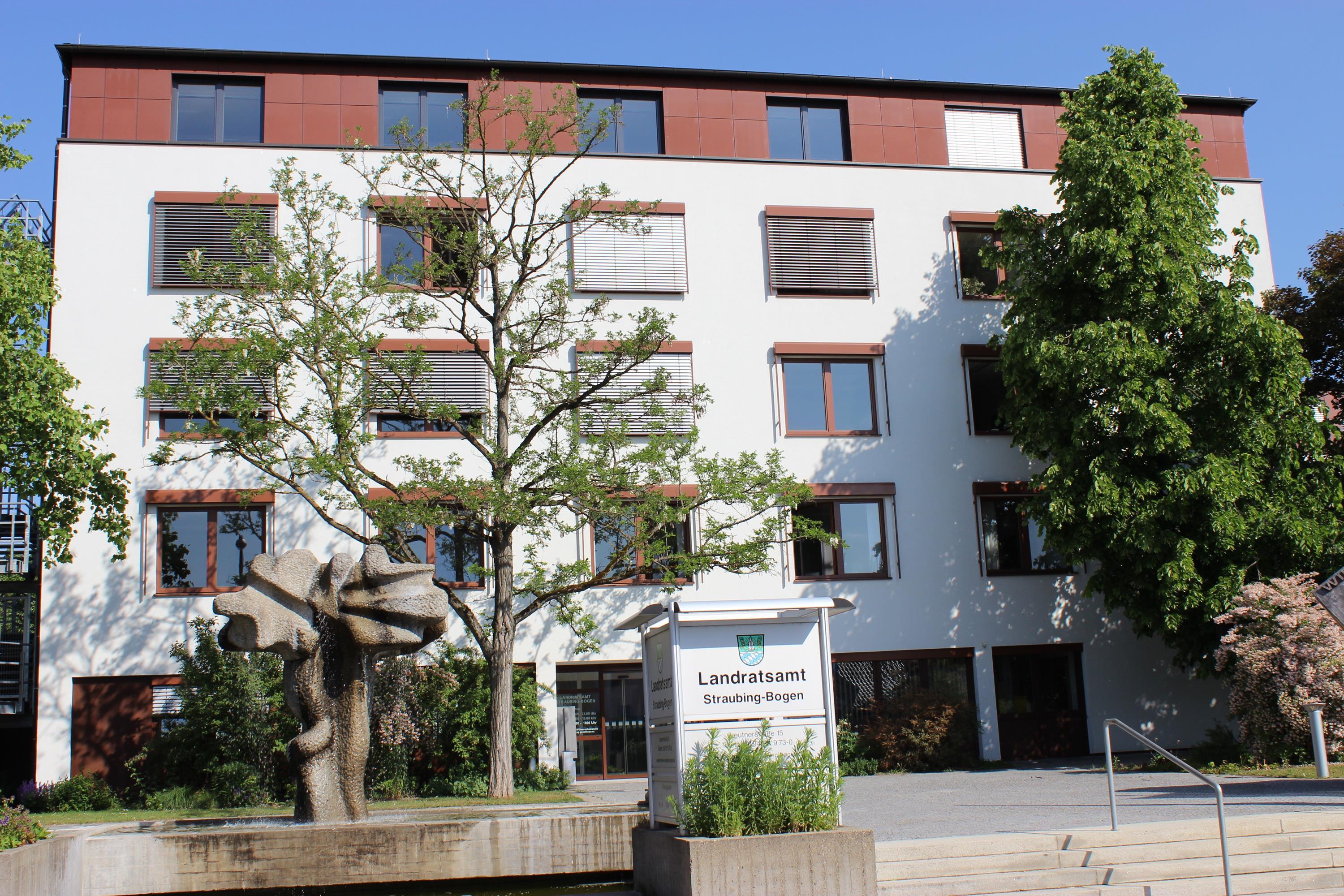 Das Landratsamtsgebäude von vorne gesehen mit dem Haupteingang