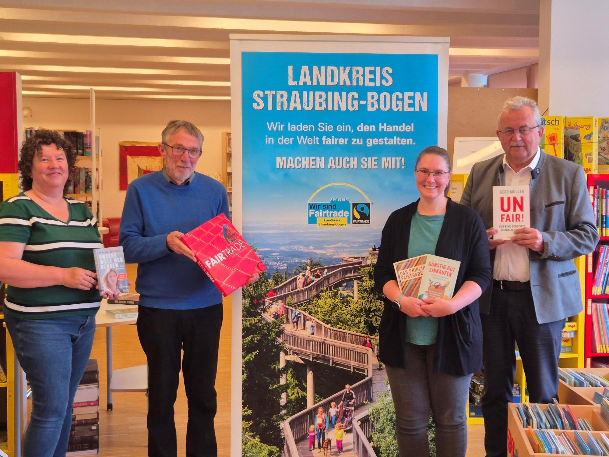 Übergabe der Bücher in der Bücherei Mallersdorf-Pfaffenberg