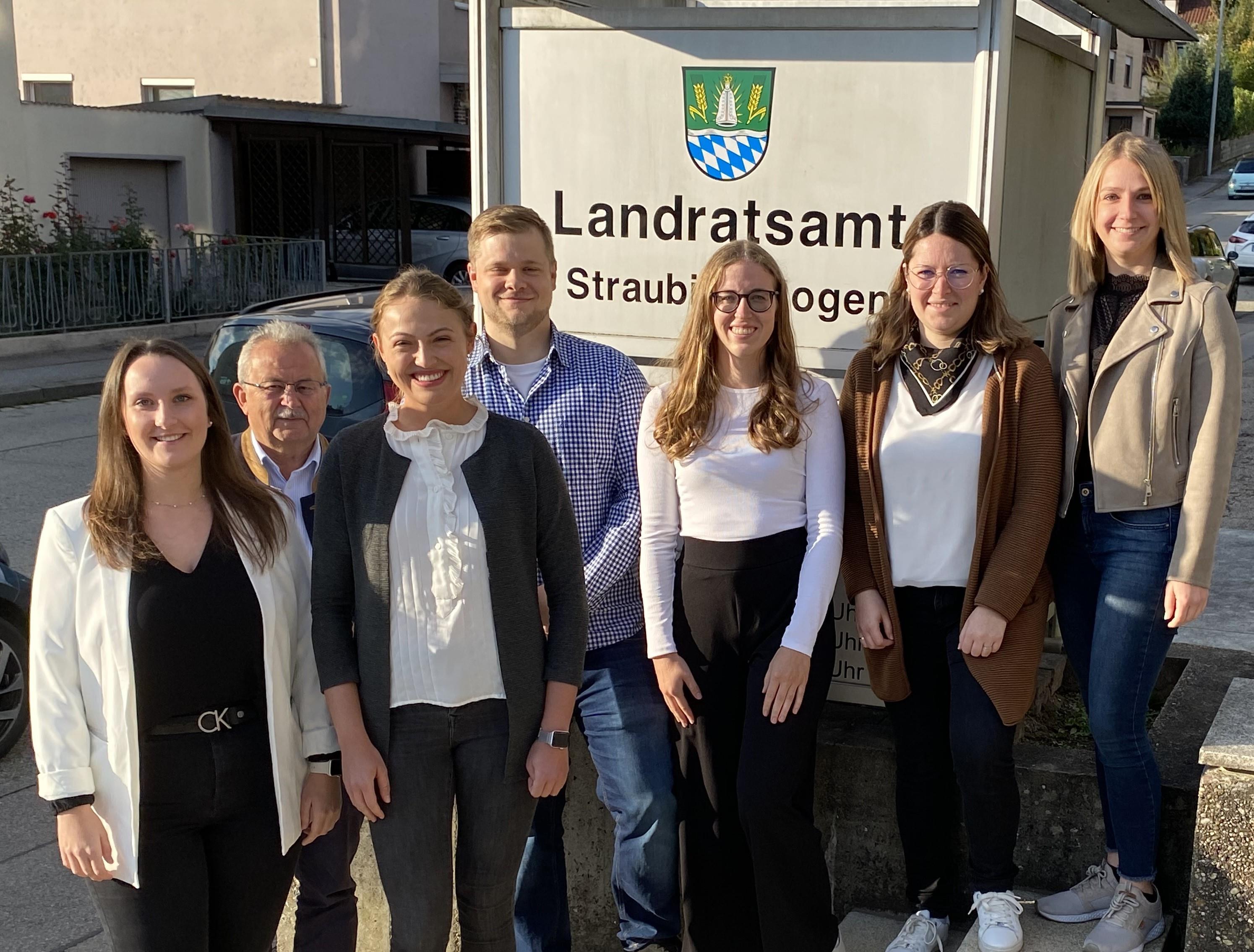 Gruppenfoto vor dem Schild des Landratsamtes
