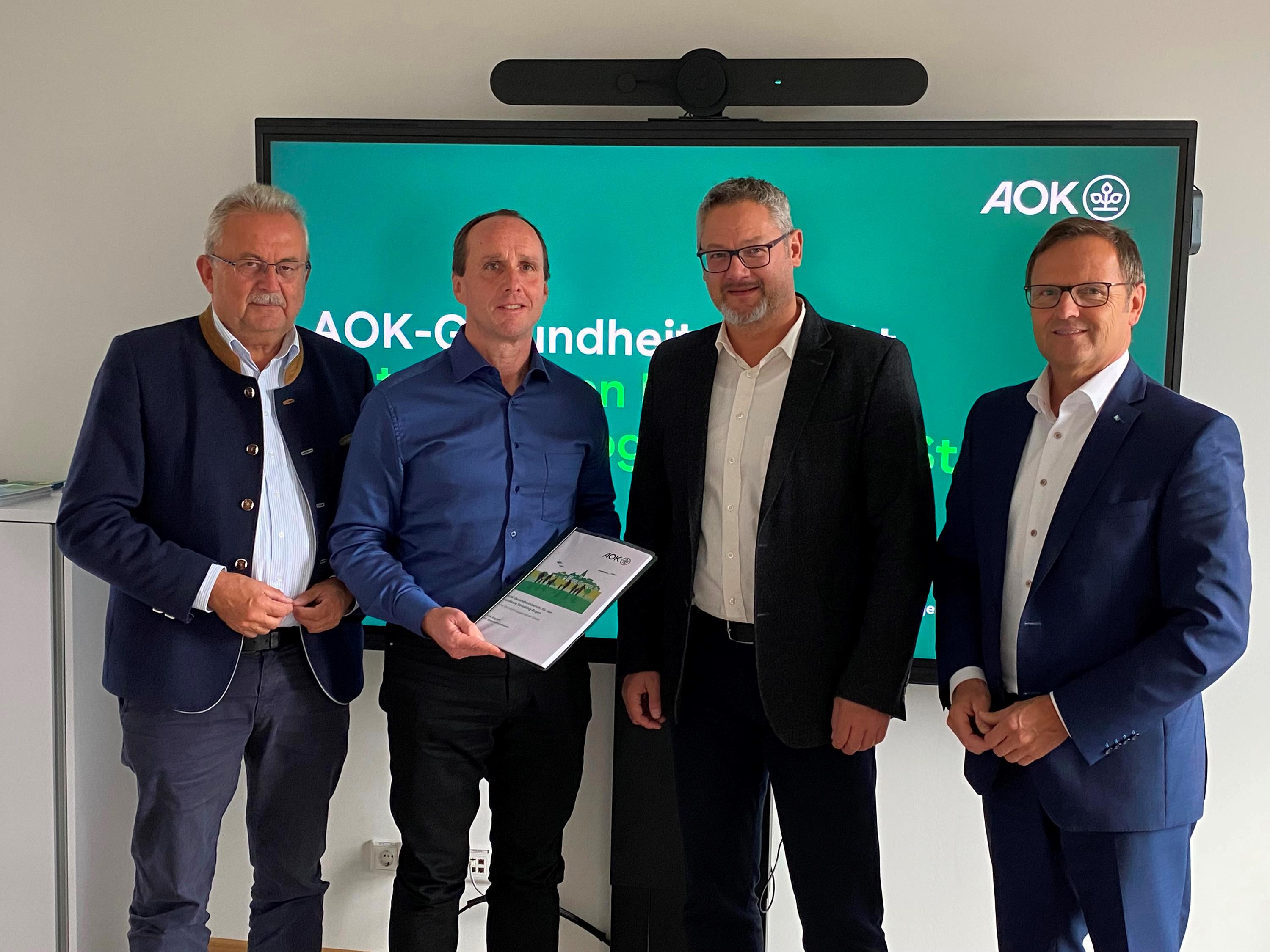 Georg Kagermeier und Markus Schuirer übergeben den Gesundheitsbericht 