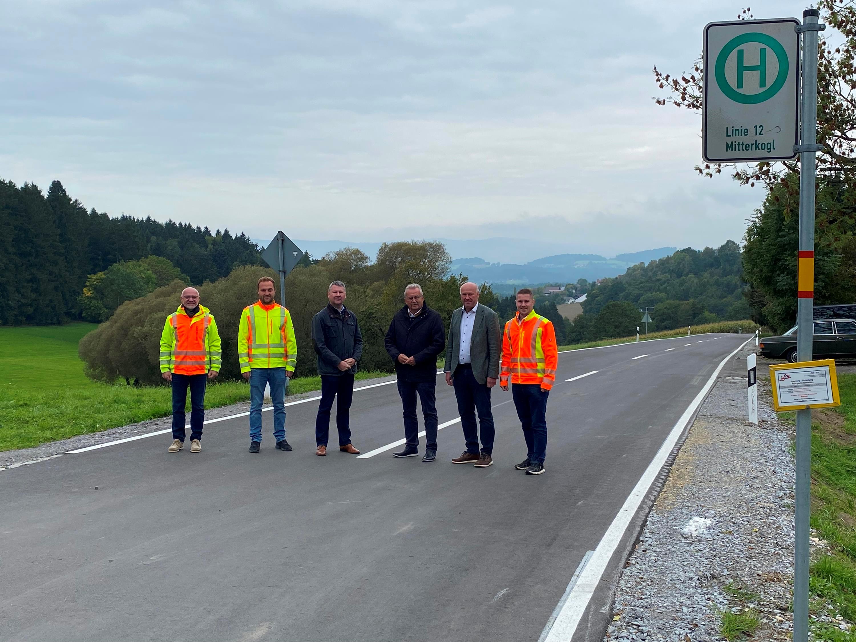 Die Beteiligten bei der Straßenfreigabe in Mitterkogl