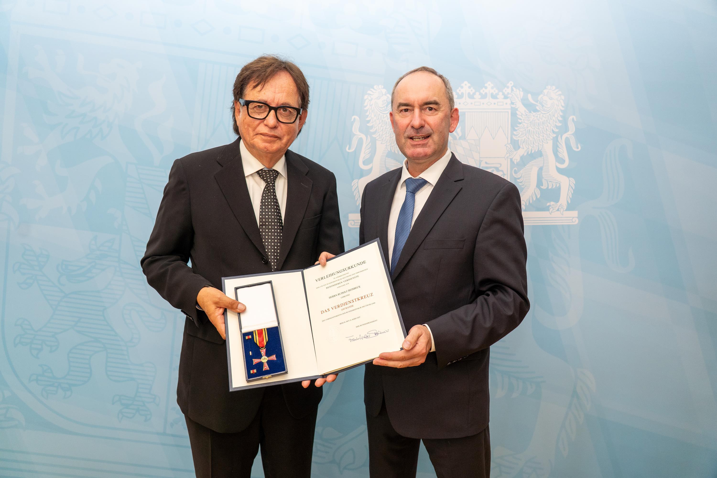 DSC6273 Rudolf Reisbeck erhält die Auszeichnung von Hubert Aiwanger