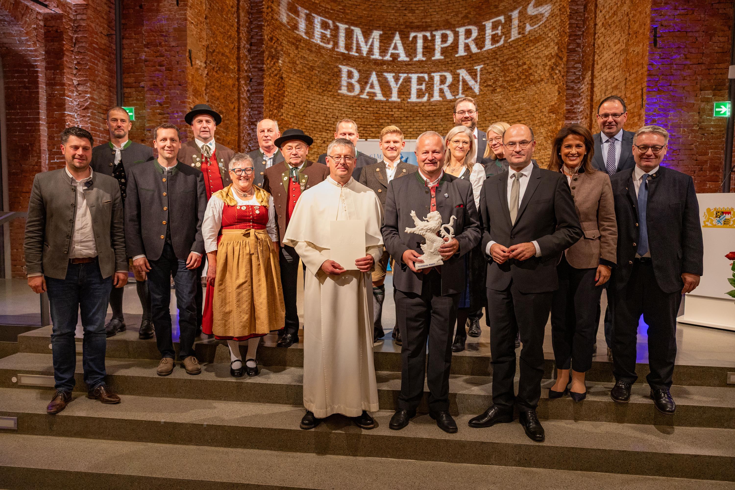 Übergabe des Preises an die Vertreter aus Sankt Englmar