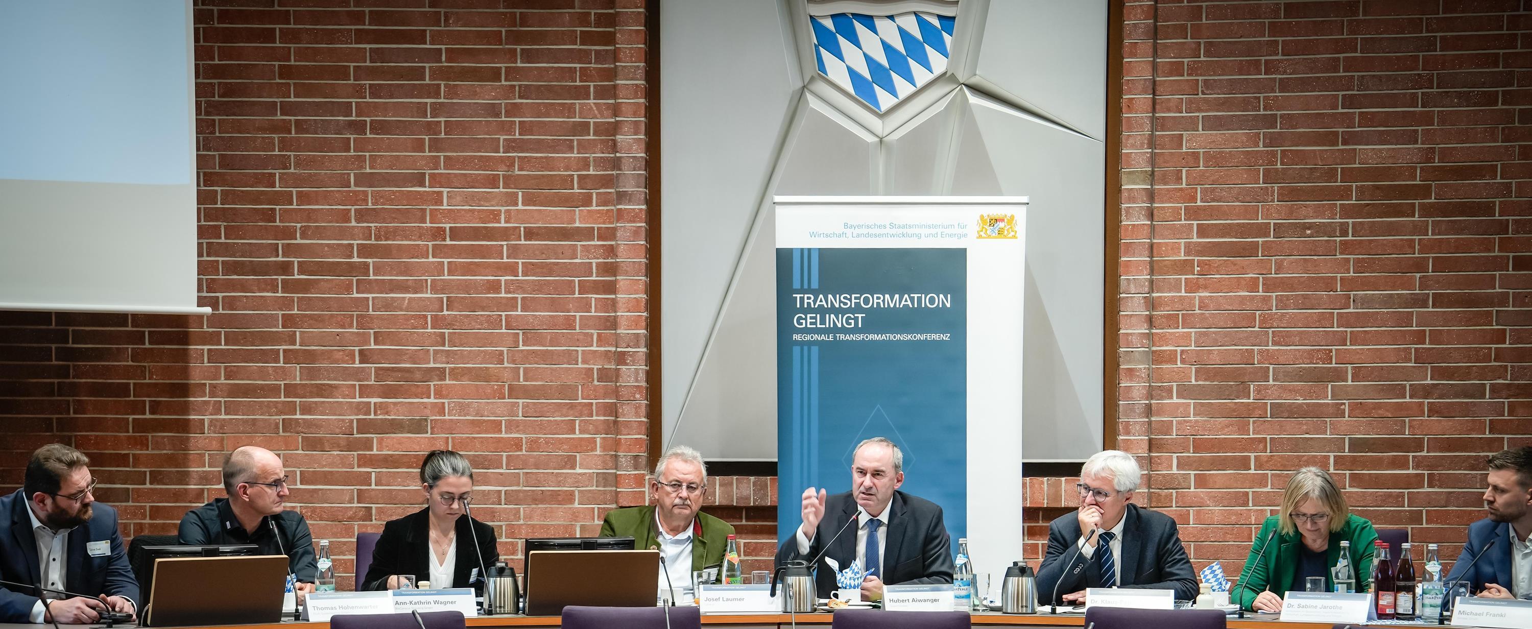 Das Podium bei der Transformationskonferenz in Straubing