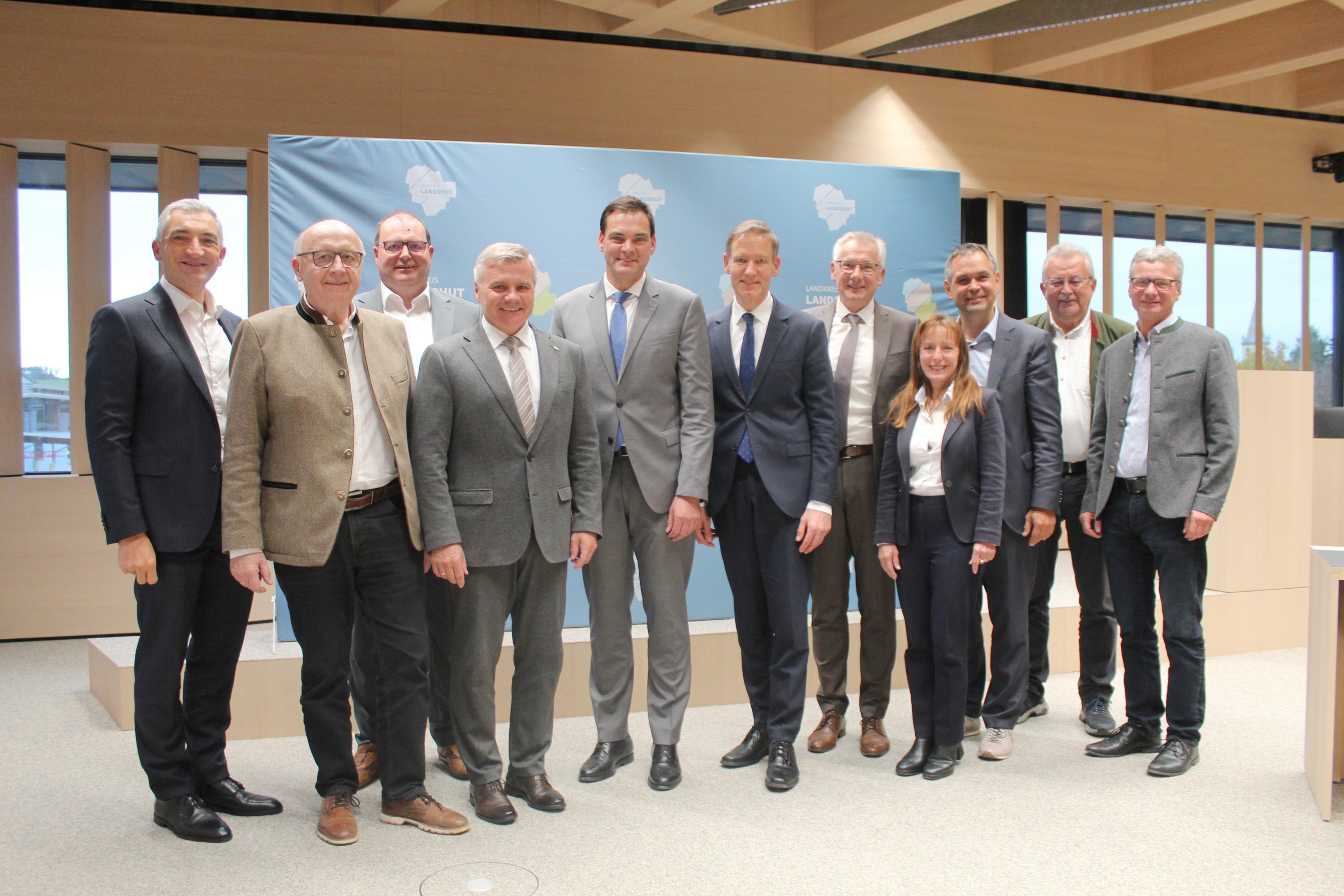 MM 2025-10-28 Von Kommunalfinanzen über Migration bis hin zum Tourismus - Niederbayerische Landräte tagten im neuen Landratsamt Landshut in Essenbach.pdf Die niederbayerischen Landräte beim Gruppenfoto