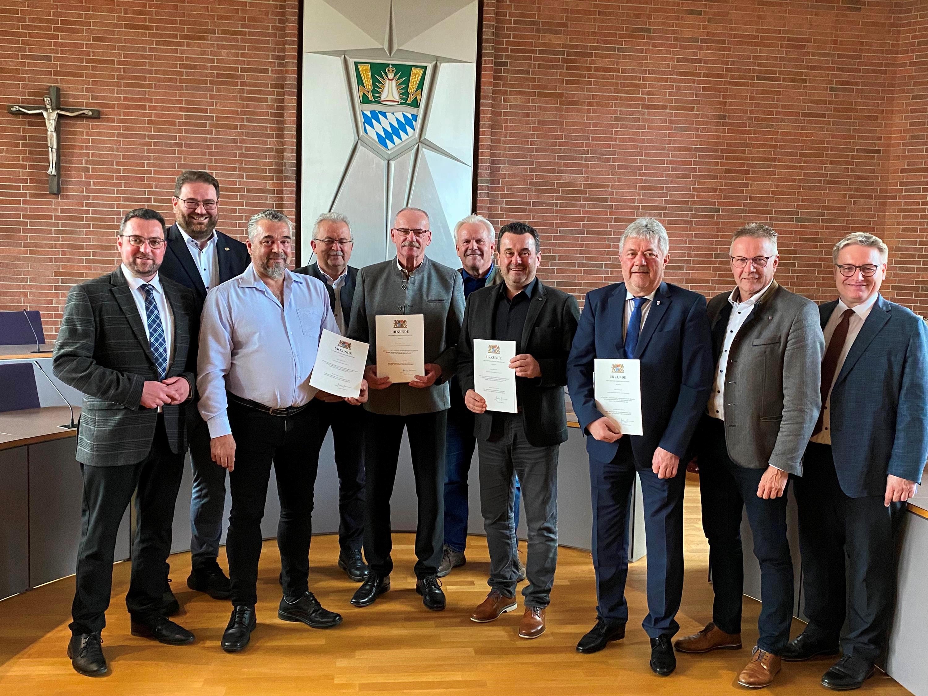 Die Geehrten mit den Urkunden und den Ehrengästen im Landratsamt