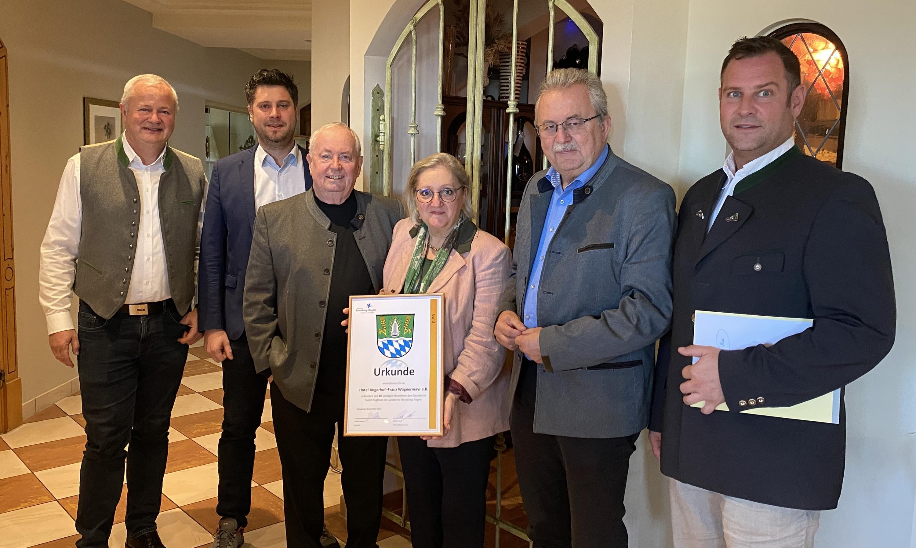 Landrat Josef Laumer gratuliert im Angerhof zum 40-jährigen Jubiläum
