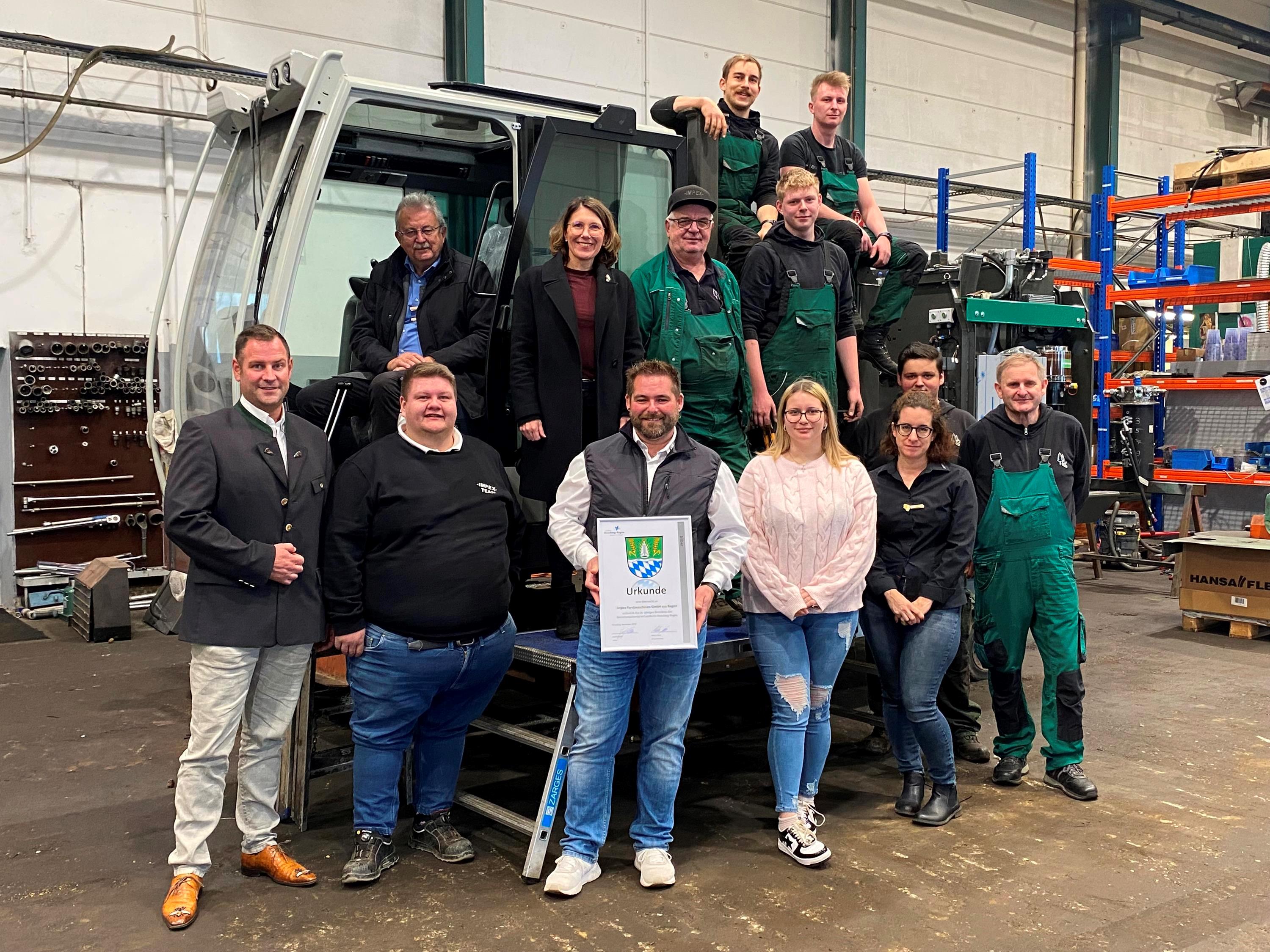 Landrat Josef Laumer gratuliert bei der Firma Impex 