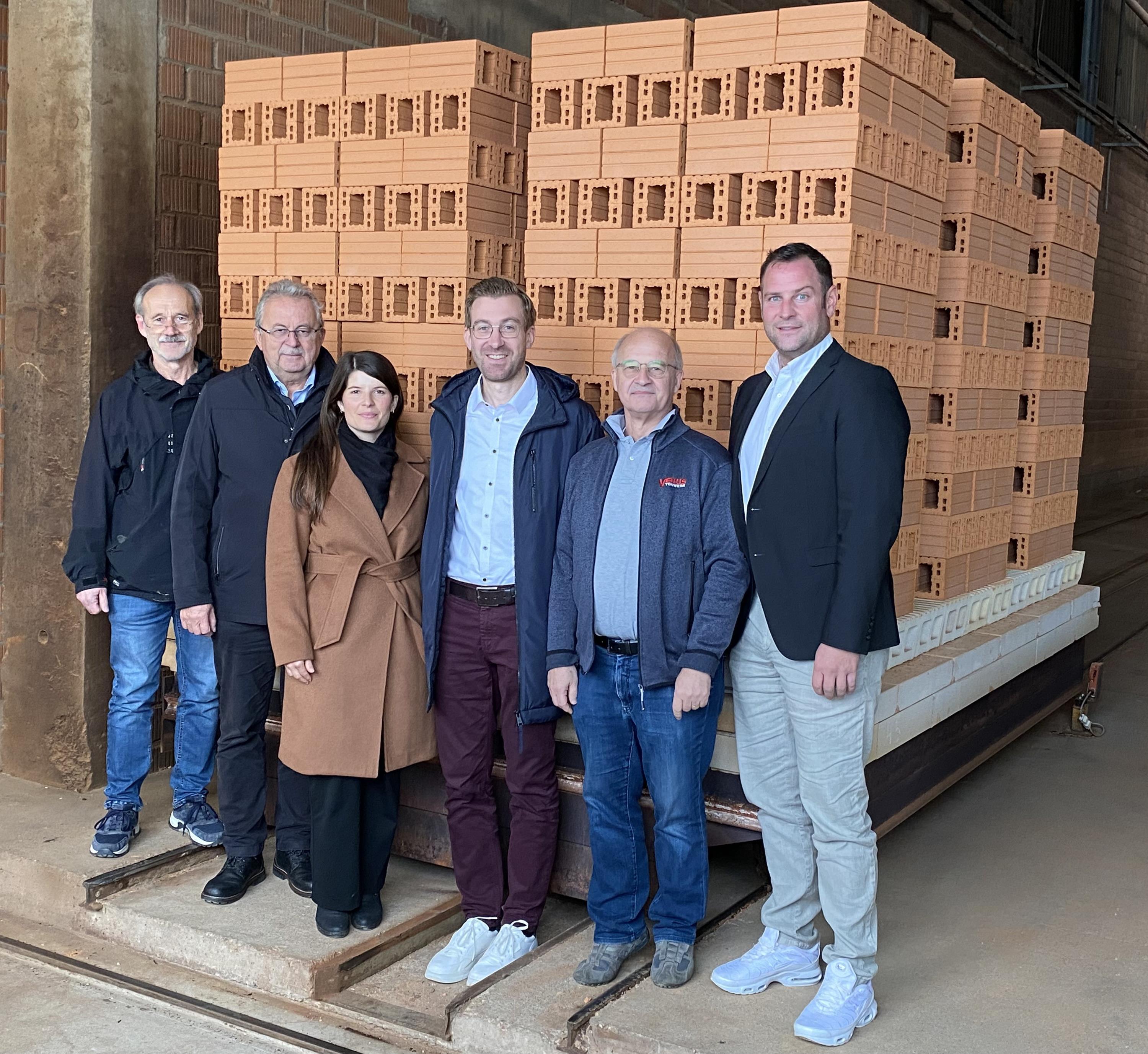 Gruppenfoto in den Produktionshallen des Werkes