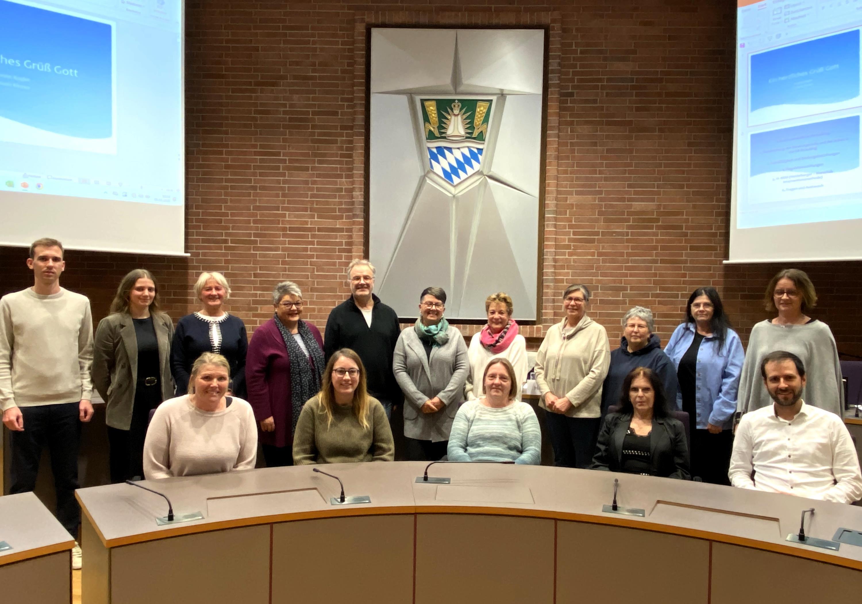 Die Teilnehmerinnen gemeinsam mit den Organisatoren und Referenten 