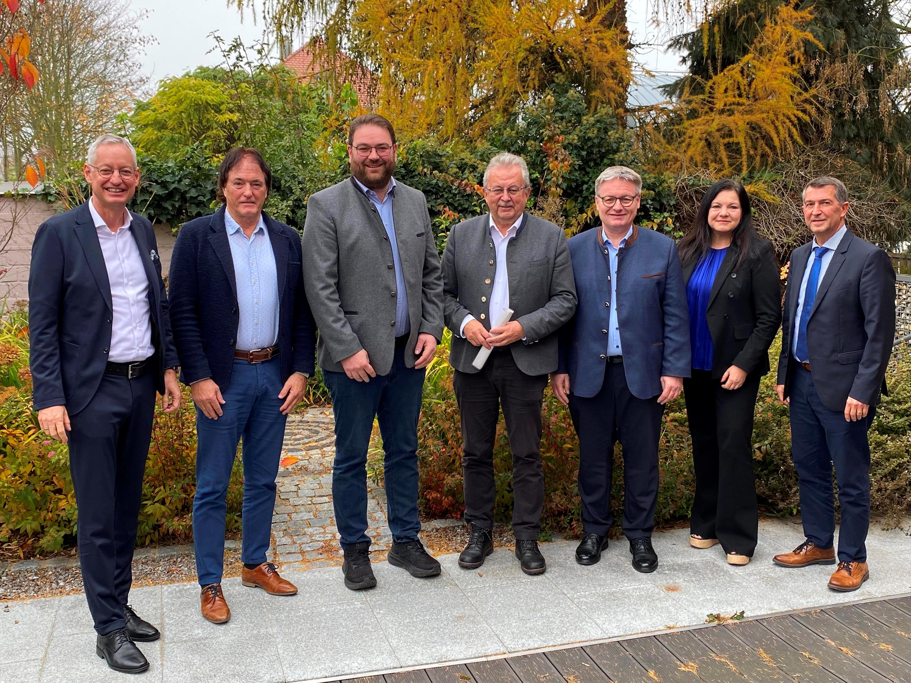 Gruppenfoto nach der Besprechung vor dem Schulamt