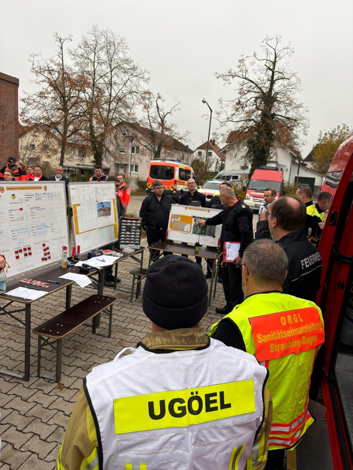 Einsatzkräfte bei der Übung vor dem Landratsamt