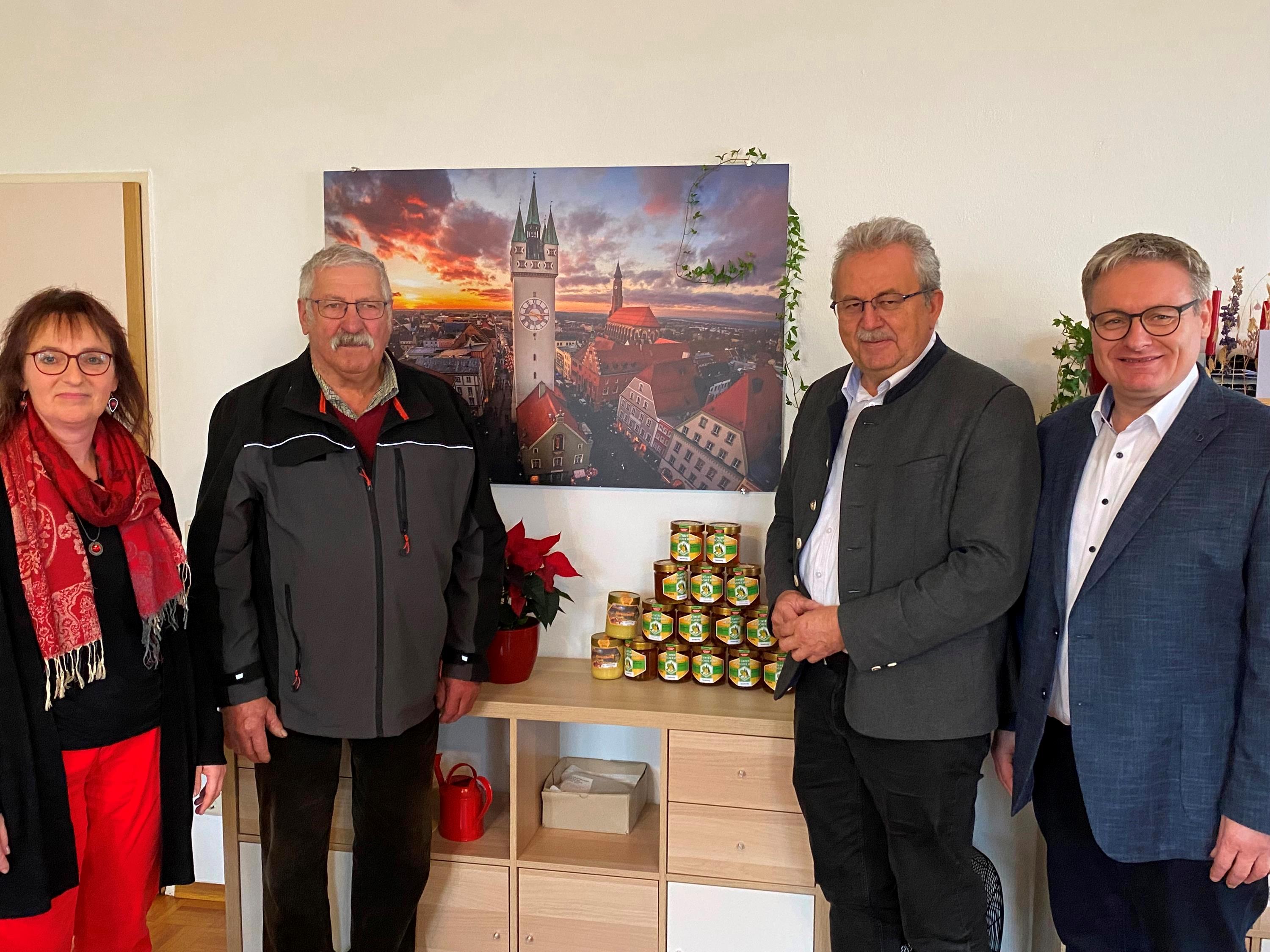 Die Übergabe der Honiggläser im Thomas-Wiser-Haus