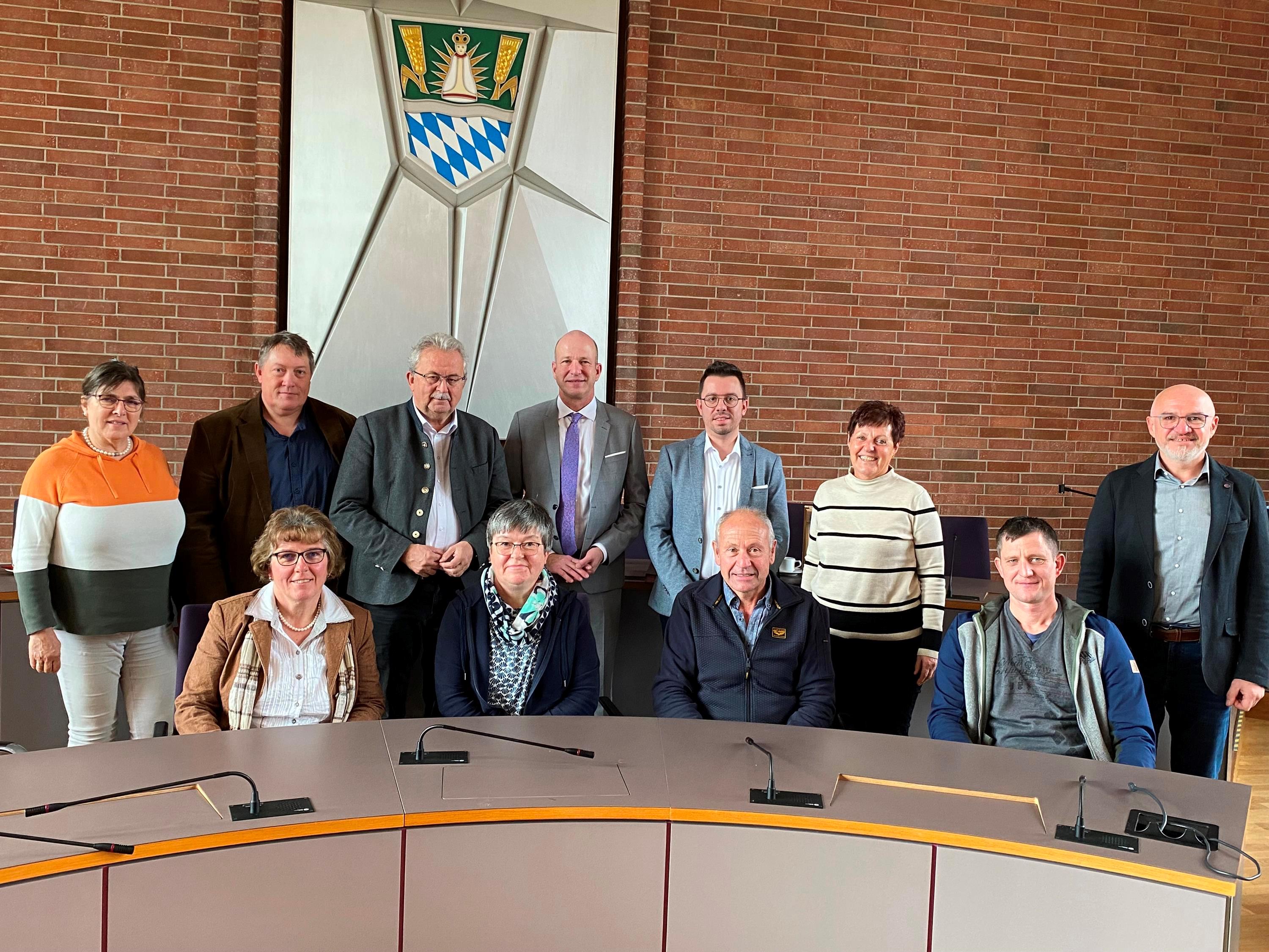 Die Geehrten im großen Sitzungsaal des Landratsamtes