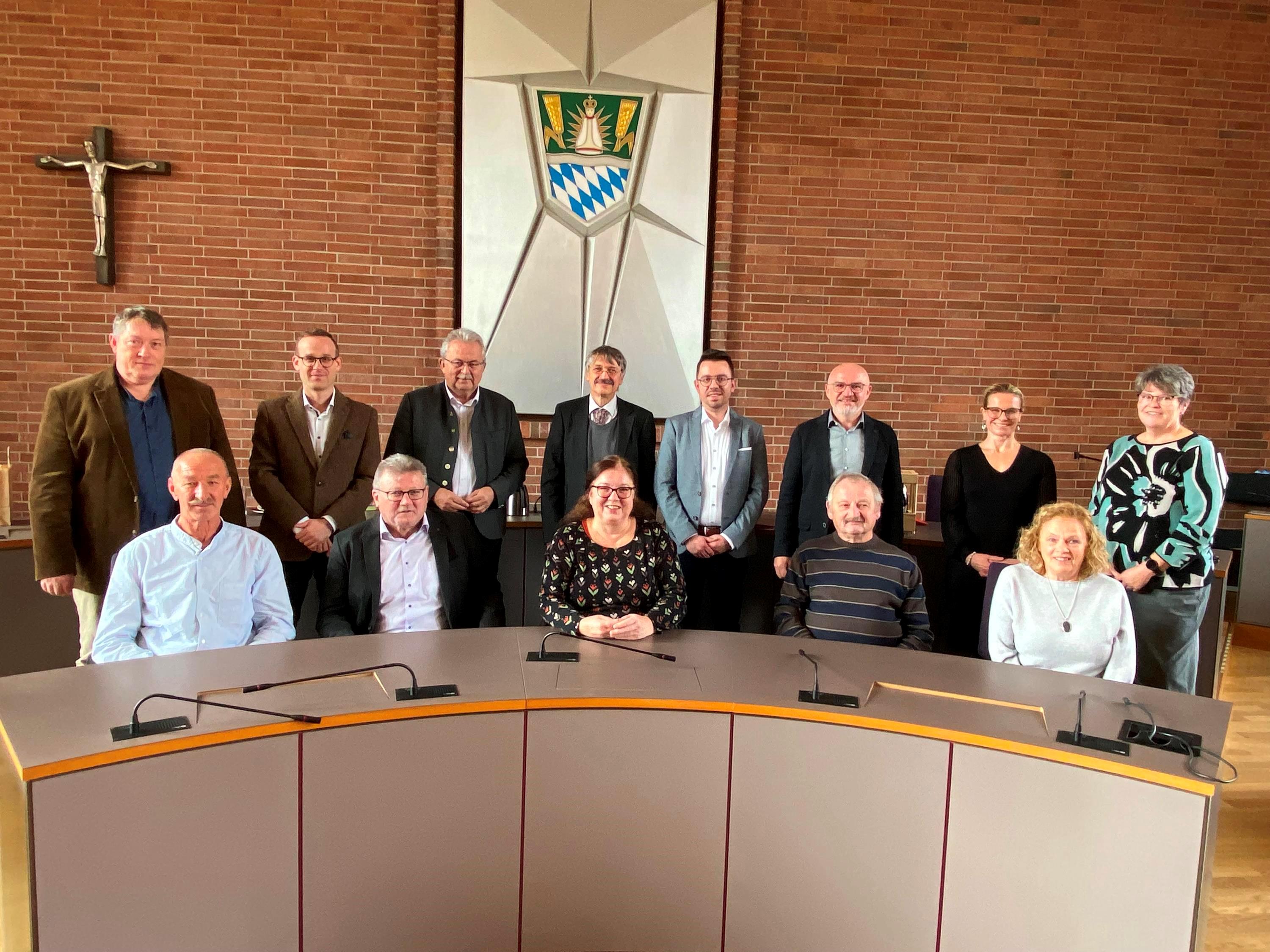 Die Verabschiedeten sitzen im großen Sitzungssaal