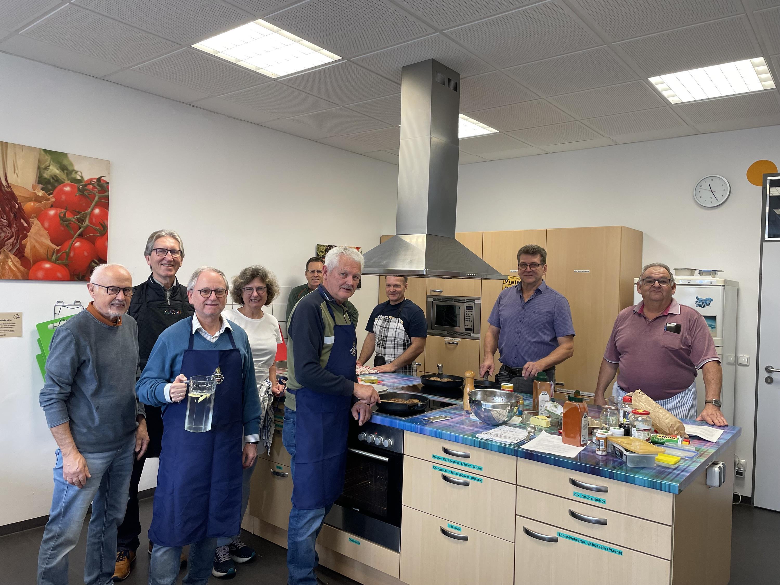 Ein Teil der Teilnehmer in der Küche gemeinsam mit Leiterin Lokotsch